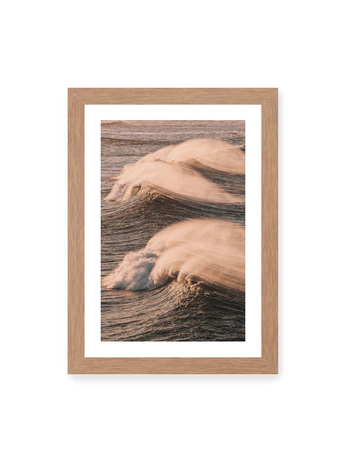 21x30 cm, weißer Galerie-Rand, Eichenrahmen – Zwei brechende Wellen mit verwehter Gischt im warmen Licht über einer dunklen, strukturierten Wasserfläche.