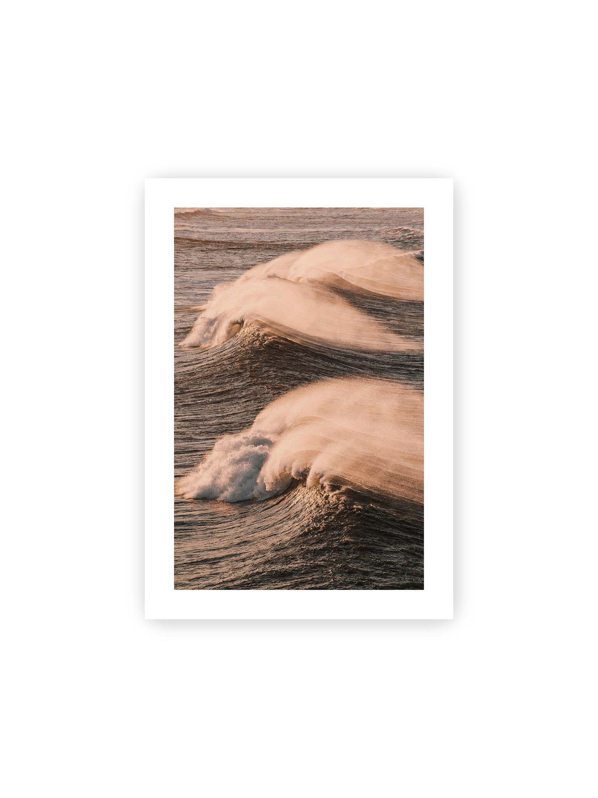 21x30 cm, weißer Galerie-Rand – Zwei brechende Wellen mit verwehter Gischt im warmen Licht über einer dunklen, strukturierten Wasserfläche.