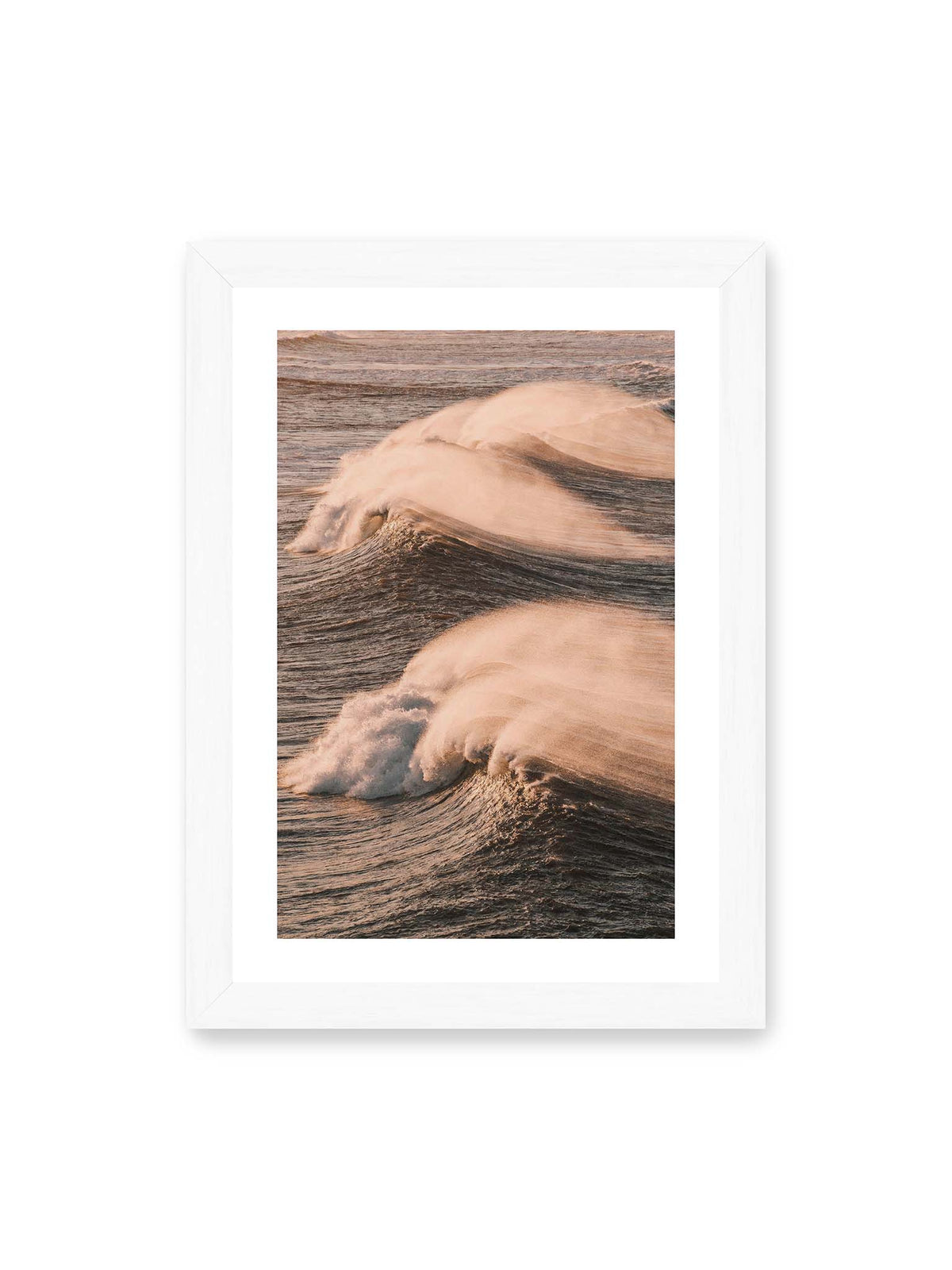 21x30 cm, weißer Galerie-Rand, weißer Rahmen – Zwei brechende Wellen mit verwehter Gischt im warmen Licht über einer dunklen, strukturierten Wasserfläche.