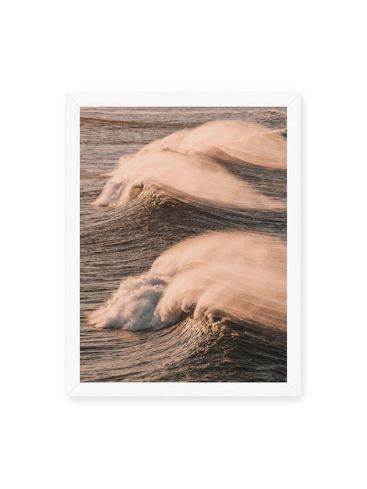 30x40 cm, weißer Rahmen – Zwei brechende Wellen mit verwehter Gischt im warmen Licht über einer dunklen, strukturierten Wasserfläche.