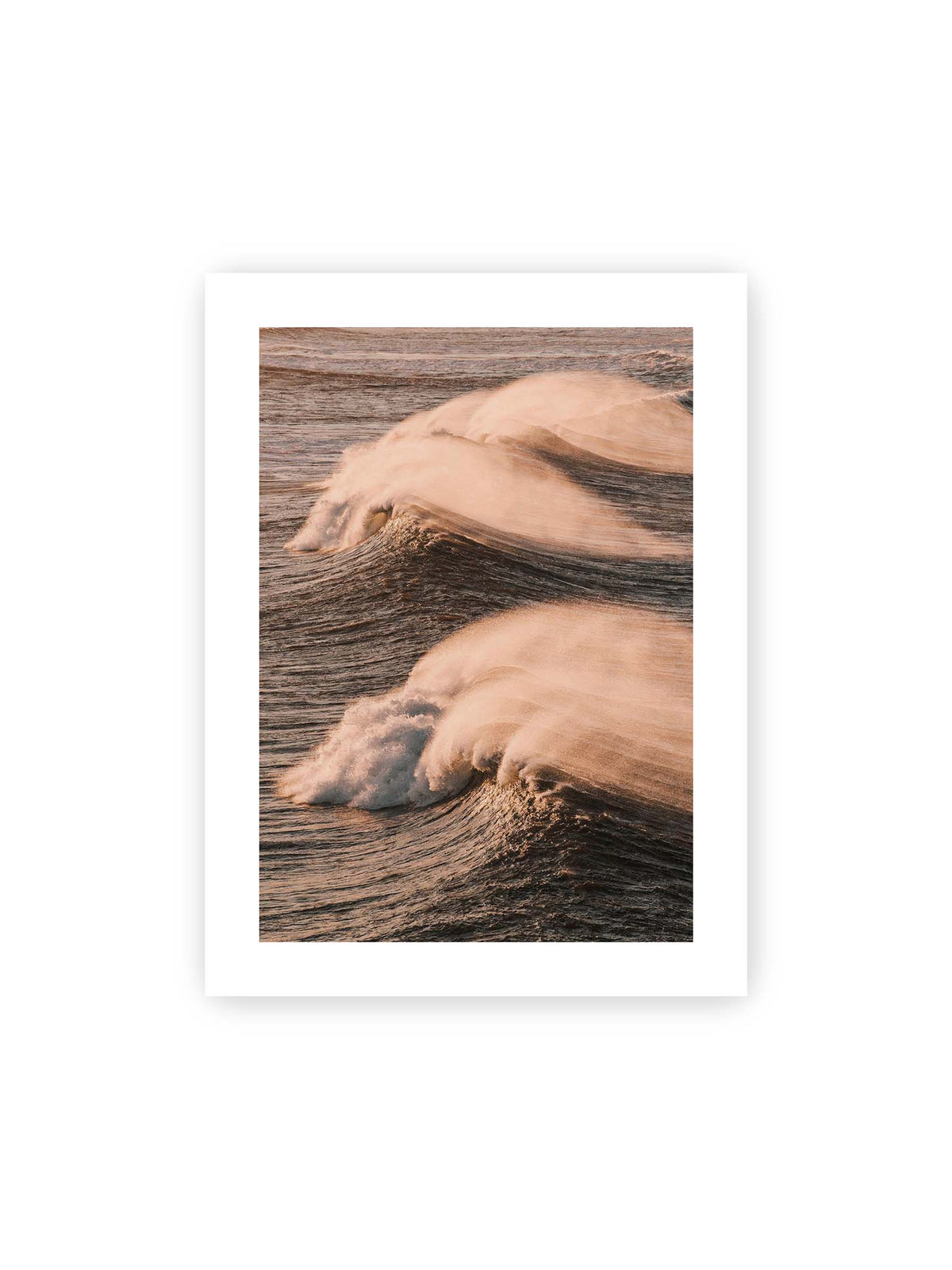 30x40 cm, weißer Galerie-Rand – Zwei brechende Wellen mit verwehter Gischt im warmen Licht über einer dunklen, strukturierten Wasserfläche.