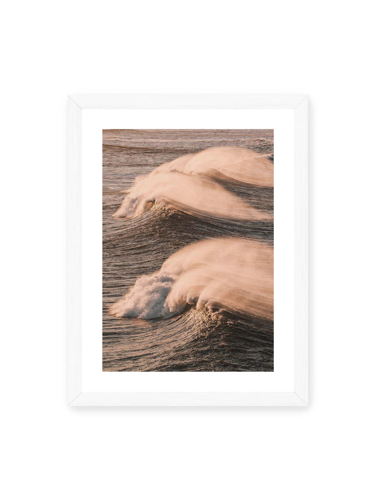 30x40 cm, weißer Galerie-Rand, weißer Rahmen – Zwei brechende Wellen mit verwehter Gischt im warmen Licht über einer dunklen, strukturierten Wasserfläche.