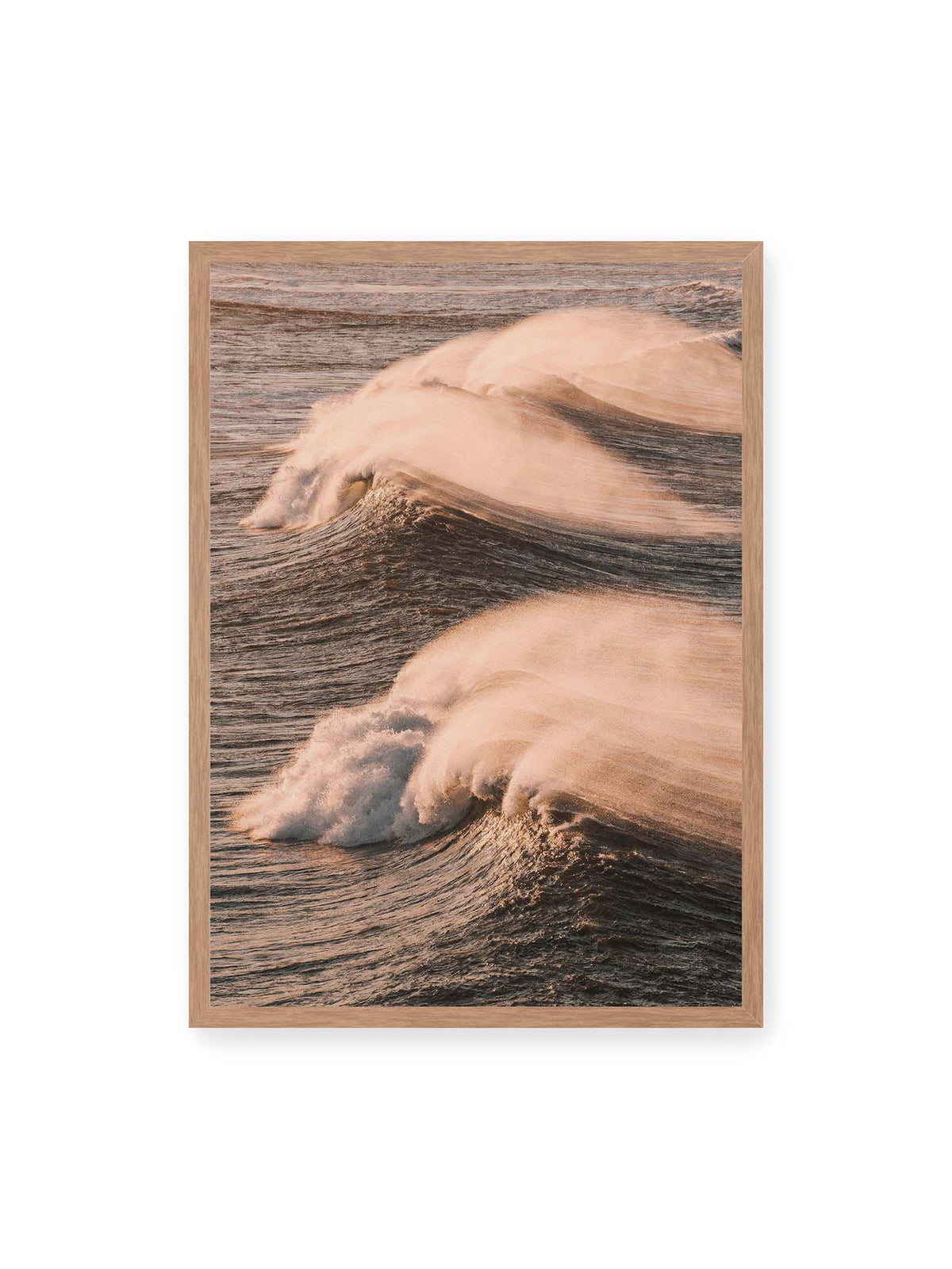50x70 cm, Eichenrahmen – Zwei brechende Wellen mit verwehter Gischt im warmen Licht über einer dunklen, strukturierten Wasserfläche.