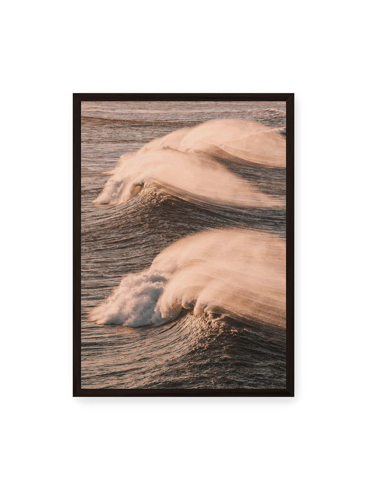 50x70 cm, schwarzer Rahmen – Zwei brechende Wellen mit verwehter Gischt im warmen Licht über einer dunklen, strukturierten Wasserfläche.
