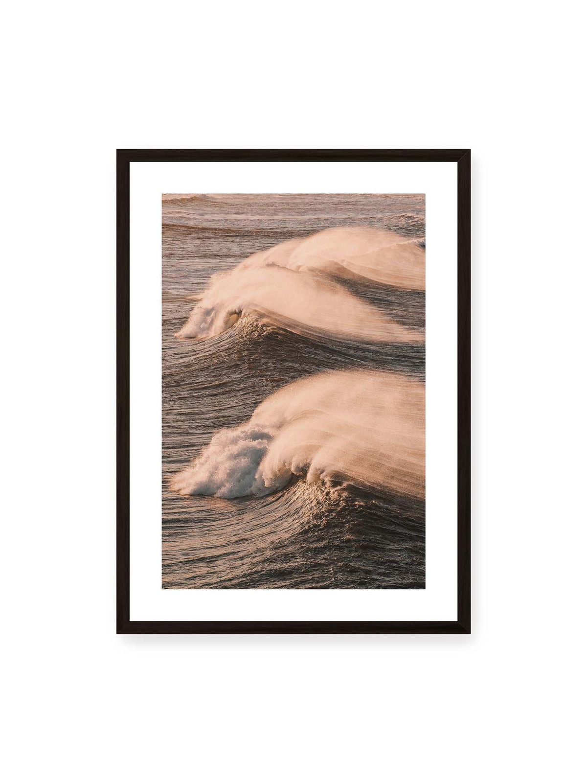 50x70 cm, weißer Galerie-Rand, schwarzer Rahmen – Zwei brechende Wellen mit verwehter Gischt im warmen Licht über einer dunklen, strukturierten Wasserfläche.