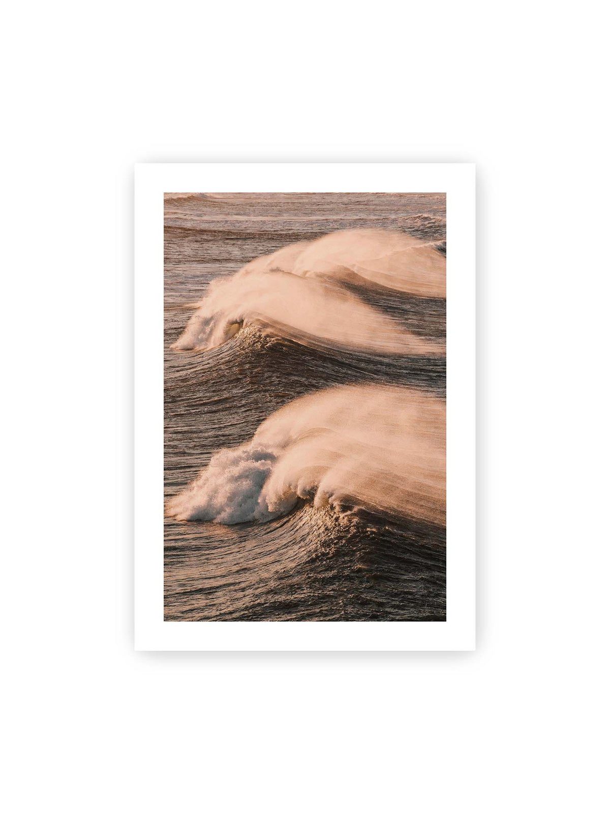 70x100 cm, weißer Galerie-Rand – Zwei brechende Wellen mit verwehter Gischt im warmen Licht über einer dunklen, strukturierten Wasserfläche.