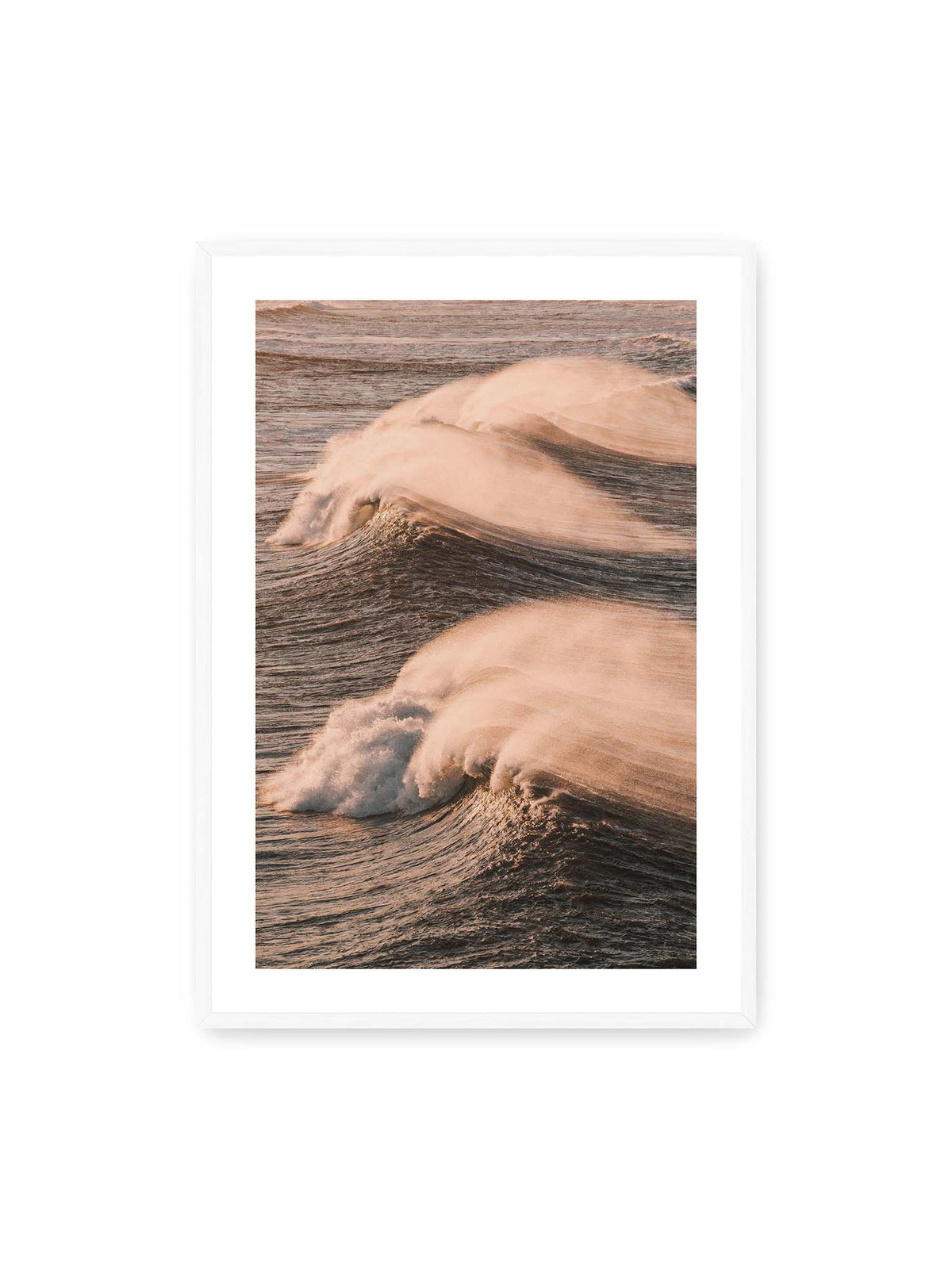 70x100 cm, weißer Galerie-Rand, weißer Rahmen – Zwei brechende Wellen mit verwehter Gischt im warmen Licht über einer dunklen, strukturierten Wasserfläche.