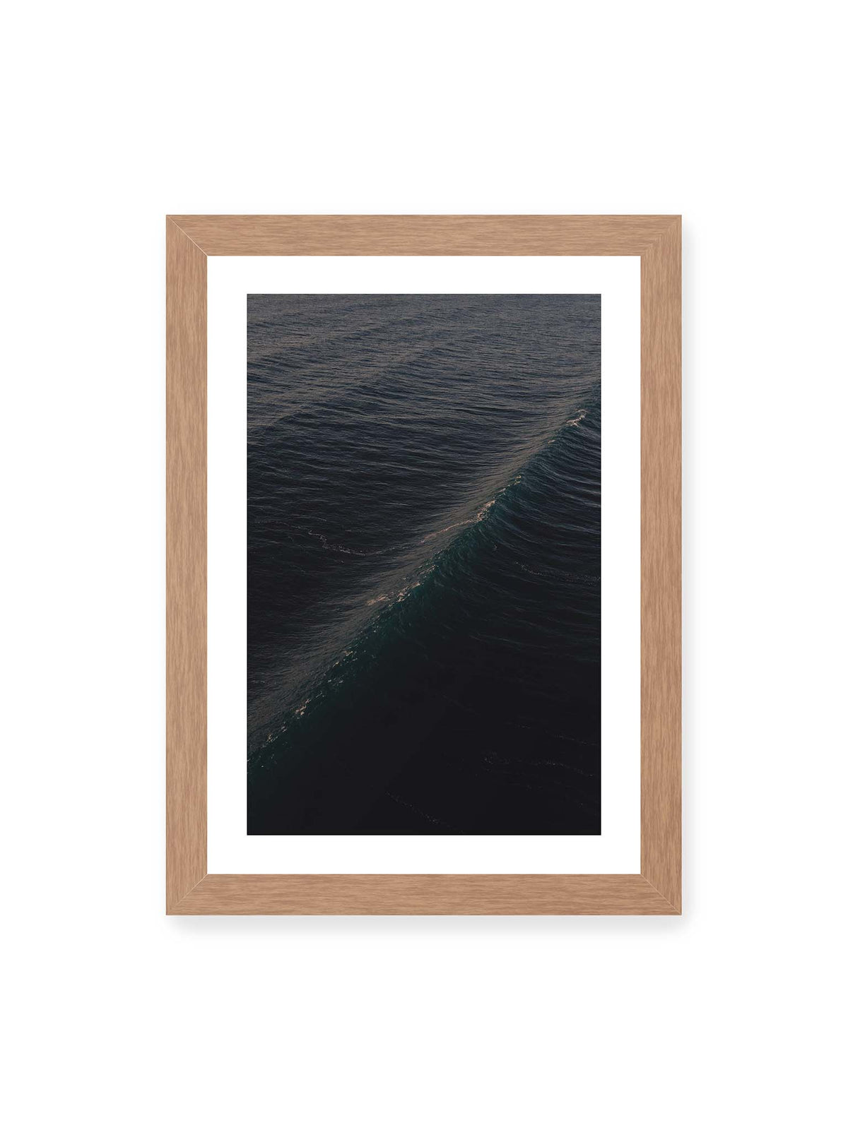21x30 cm, weißer Galerie-Rand, Eichenrahmen – Dunkle Meeresoberfläche mit einer einzelnen geschwungenen Welle und feinen Lichtreflexen entlang des Kamms.