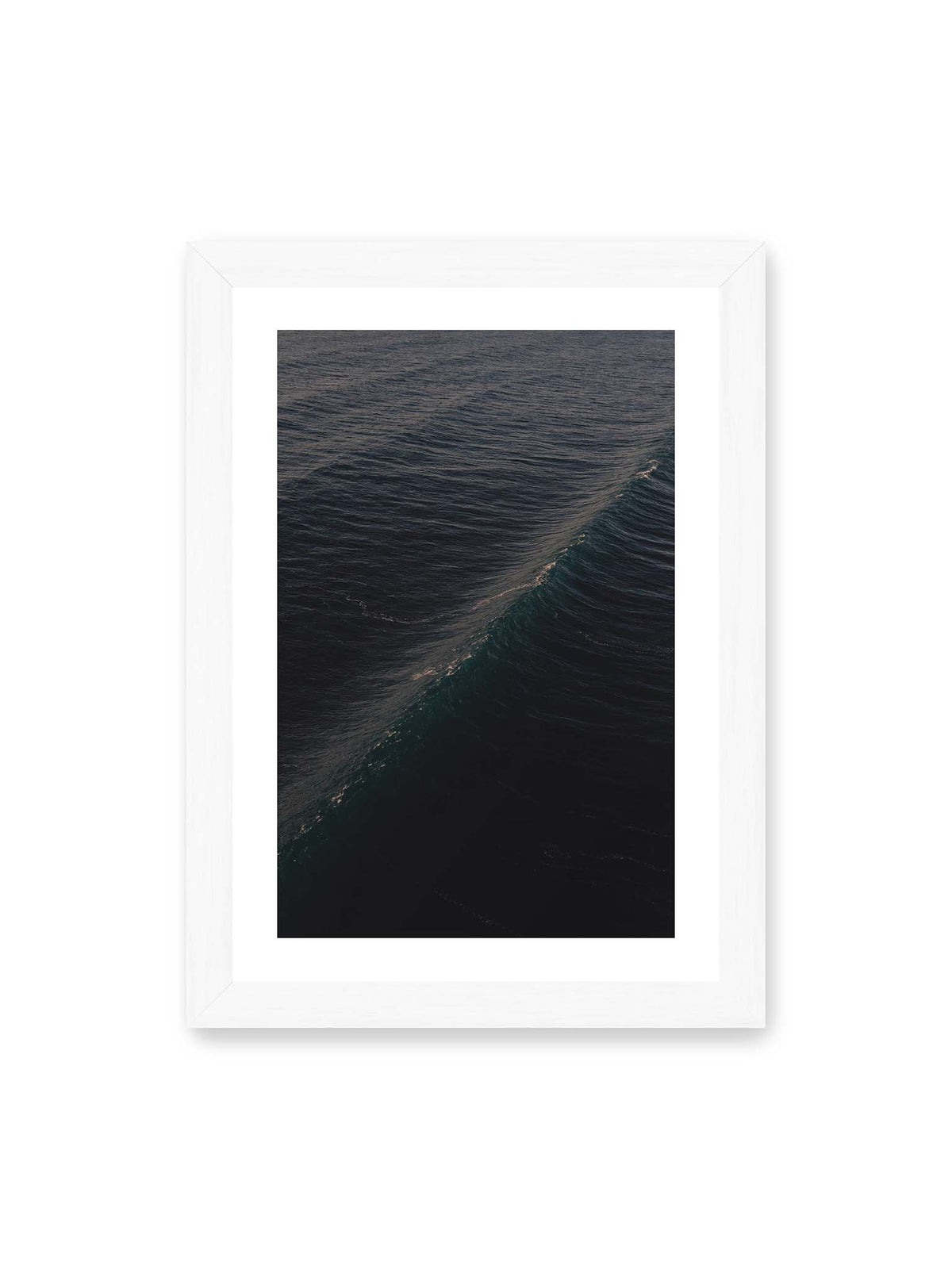 21x30 cm, weißer Galerie-Rand, weißer Rahmen – Dunkle Meeresoberfläche mit einer einzelnen geschwungenen Welle und feinen Lichtreflexen entlang des Kamms.