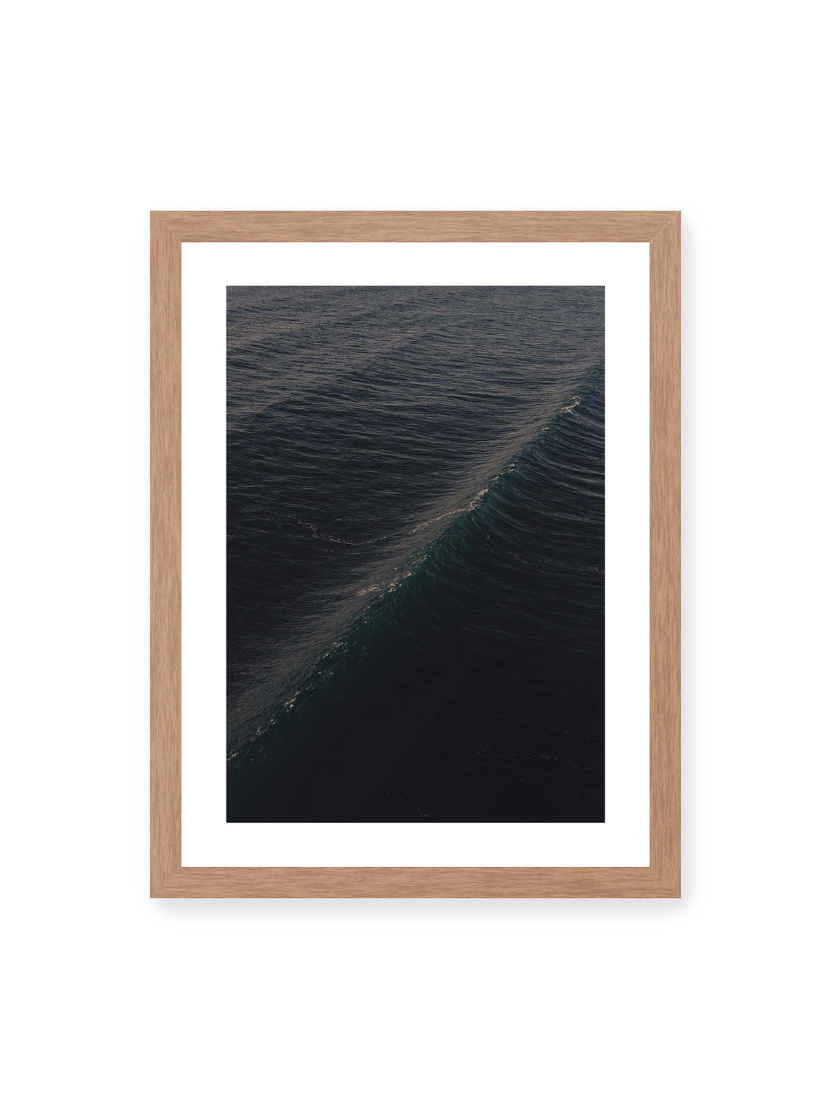 30x40 cm, weißer Galerie-Rand, Eichenrahmen – Dunkle Meeresoberfläche mit einer einzelnen geschwungenen Welle und feinen Lichtreflexen entlang des Kamms.