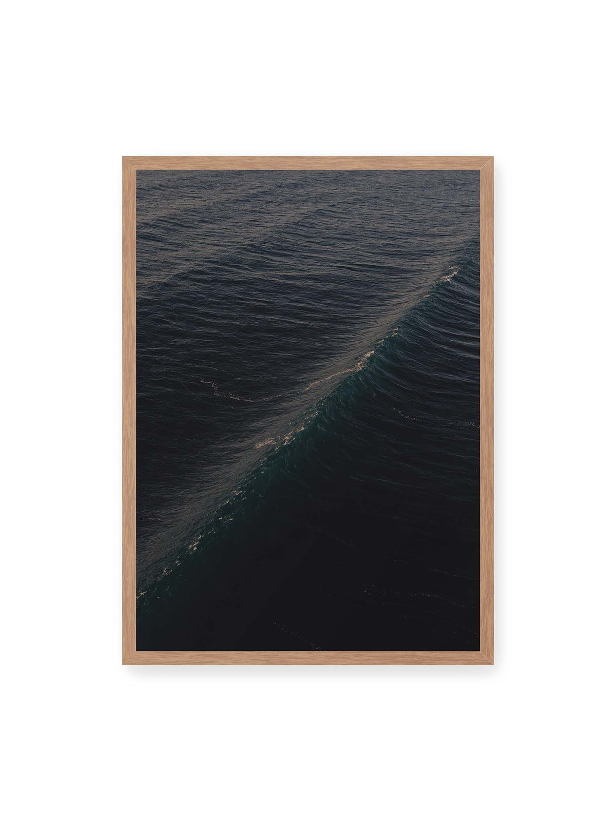 50x70 cm, Eichenrahmen – Dunkle Meeresoberfläche mit einer einzelnen geschwungenen Welle und feinen Lichtreflexen entlang des Kamms.