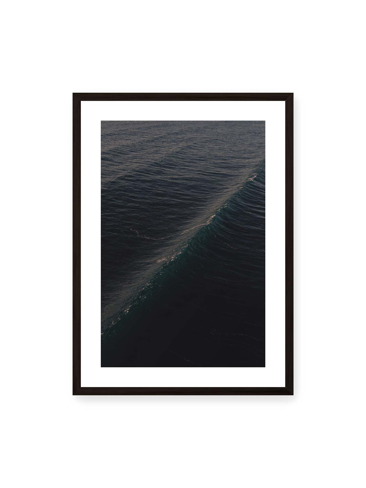 50x70 cm, weißer Galerie-Rand, schwarzer Rahmen – Dunkle Meeresoberfläche mit einer einzelnen geschwungenen Welle und feinen Lichtreflexen entlang des Kamms.