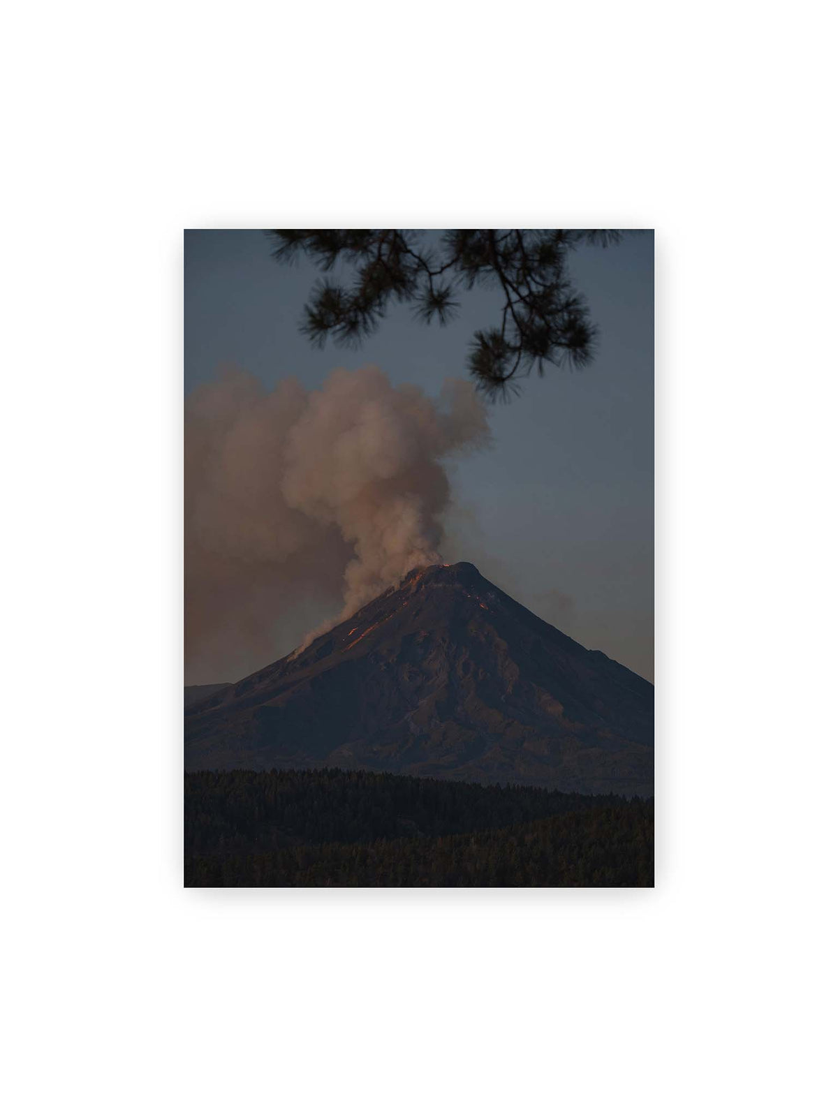 50x70 cm – Dunkler Vulkankegel mit Rauchwolke und rot glühenden Linien über einem bewaldeten Vordergrund.