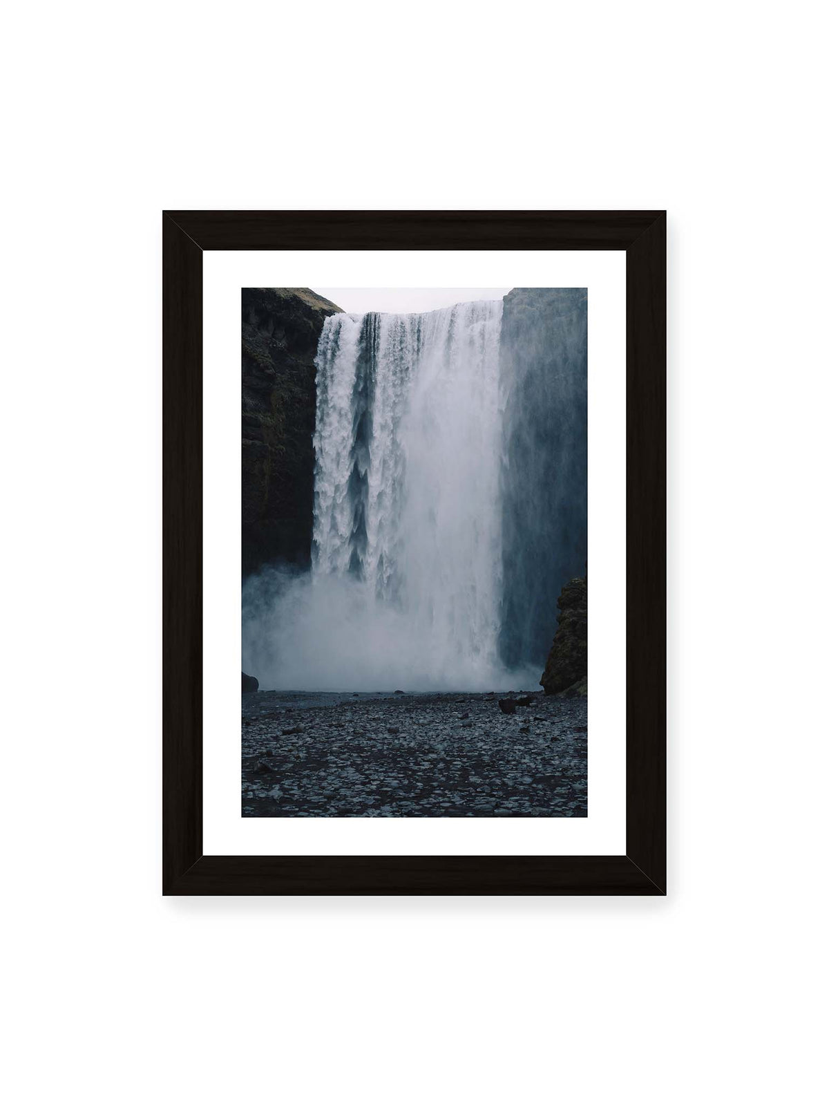 21x30 cm, weißer Galerie-Rand, schwarzer Rahmen – Mächtiger Wasserfall zwischen dunklen Felswänden mit dichtem Sprühnebel und steinigem Vordergrund.