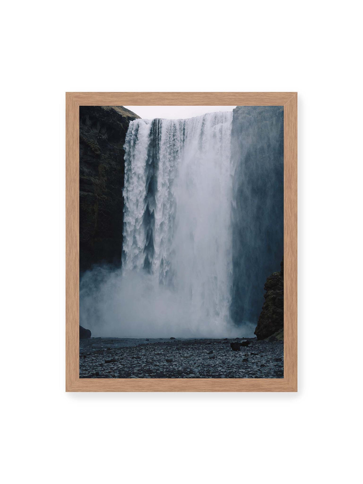 30x40 cm, Eichenrahmen – Mächtiger Wasserfall zwischen dunklen Felswänden mit dichtem Sprühnebel und steinigem Vordergrund.