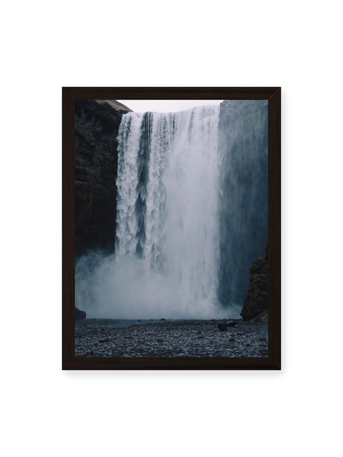 30x40 cm, schwarzer Rahmen – Mächtiger Wasserfall zwischen dunklen Felswänden mit dichtem Sprühnebel und steinigem Vordergrund.