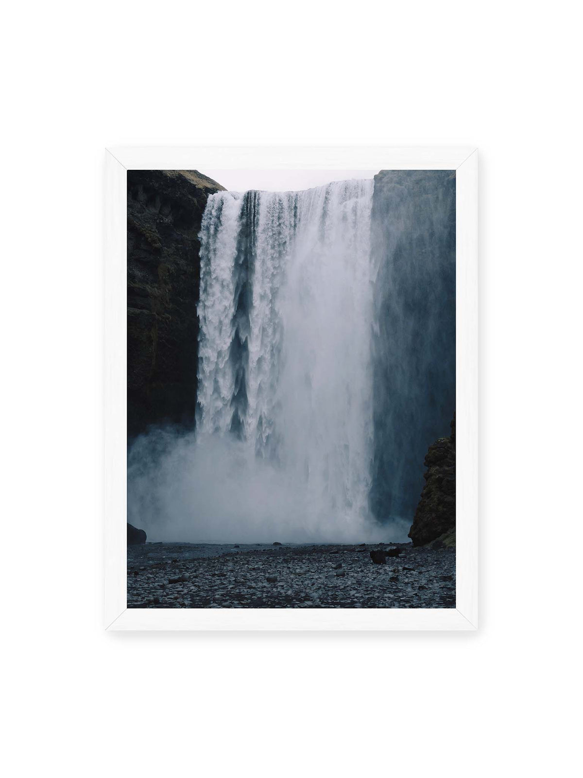 30x40 cm, weißer Rahmen – Mächtiger Wasserfall zwischen dunklen Felswänden mit dichtem Sprühnebel und steinigem Vordergrund.