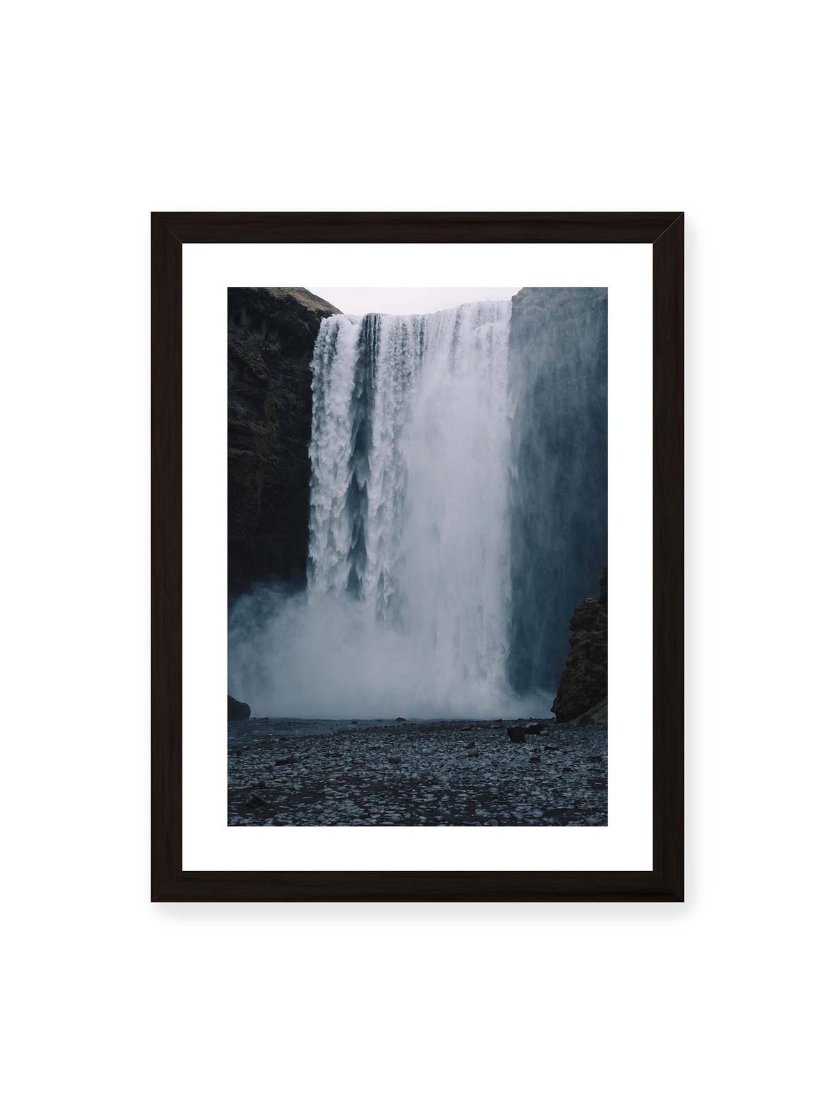 30x40 cm, weißer Galerie-Rand, schwarzer Rahmen – Mächtiger Wasserfall zwischen dunklen Felswänden mit dichtem Sprühnebel und steinigem Vordergrund.