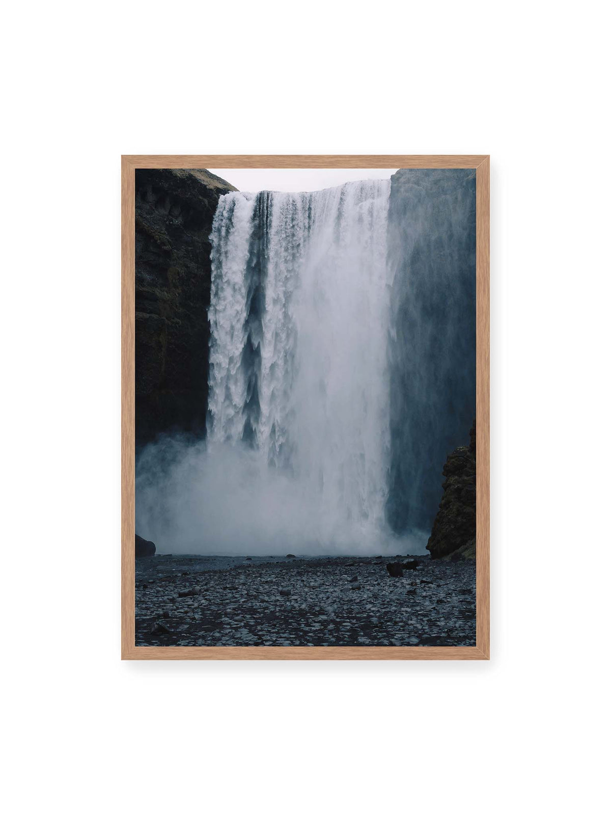 50x70 cm, Eichenrahmen – Mächtiger Wasserfall zwischen dunklen Felswänden mit dichtem Sprühnebel und steinigem Vordergrund.