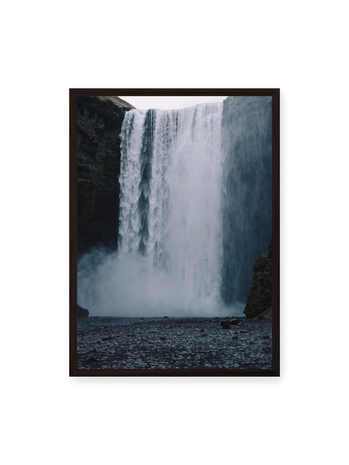 50x70 cm, schwarzer Rahmen – Mächtiger Wasserfall zwischen dunklen Felswänden mit dichtem Sprühnebel und steinigem Vordergrund.