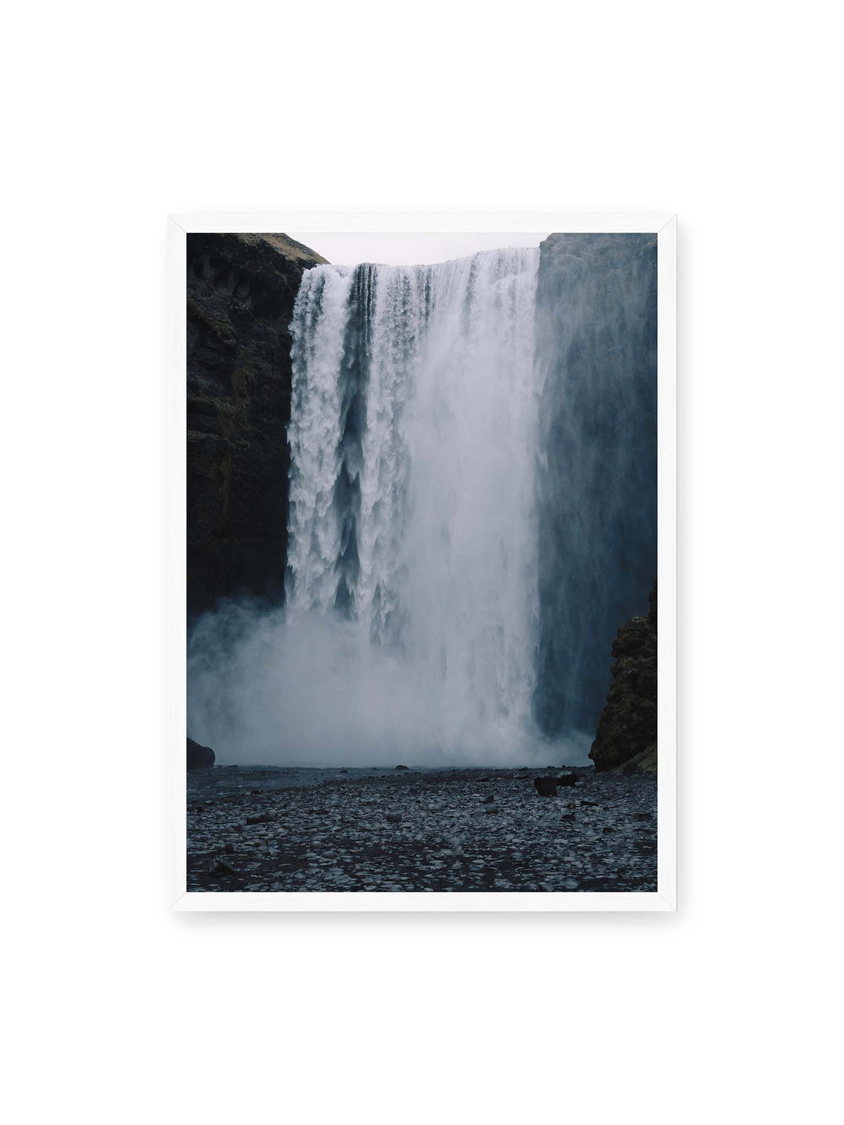 50x70 cm, weißer Rahmen – Mächtiger Wasserfall zwischen dunklen Felswänden mit dichtem Sprühnebel und steinigem Vordergrund.