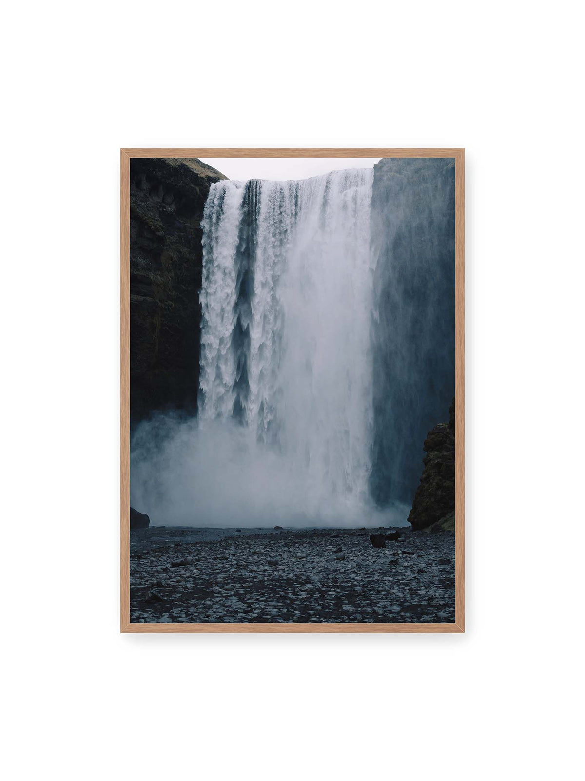 70x100 cm, Eichenrahmen – Mächtiger Wasserfall zwischen dunklen Felswänden mit dichtem Sprühnebel und steinigem Vordergrund.