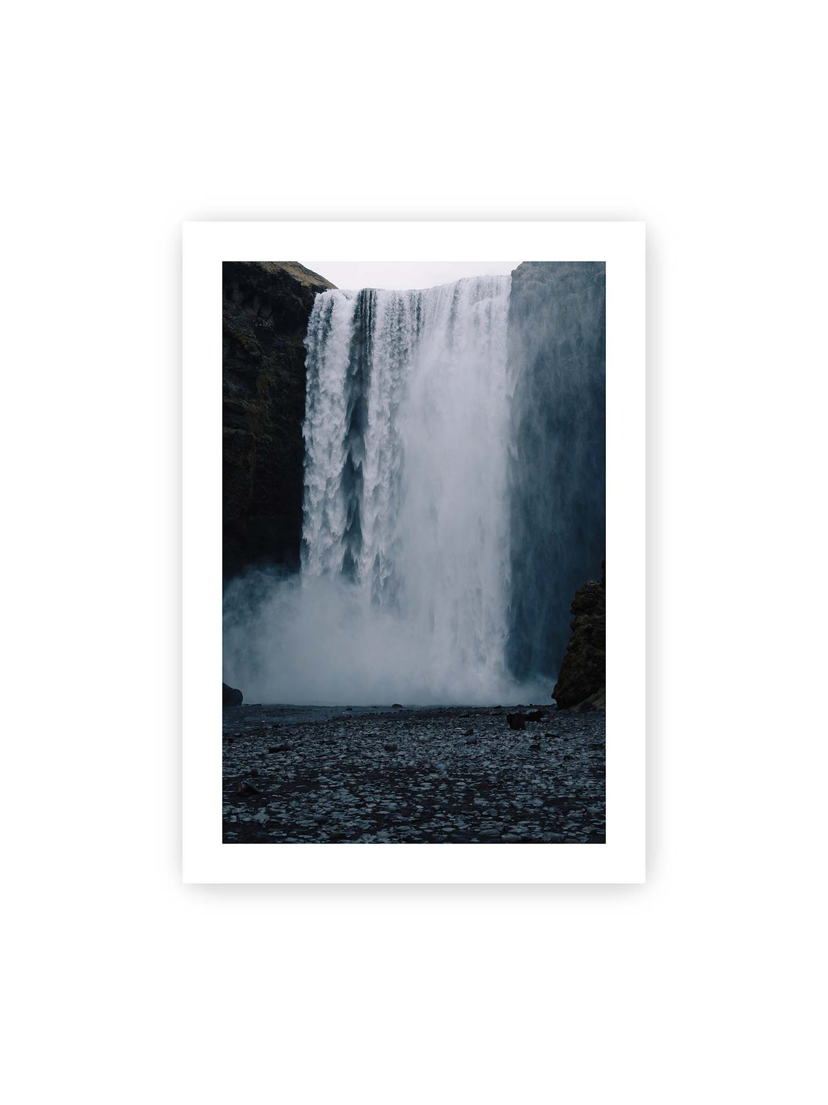 70x100 cm, weißer Galerie-Rand – Mächtiger Wasserfall zwischen dunklen Felswänden mit dichtem Sprühnebel und steinigem Vordergrund.