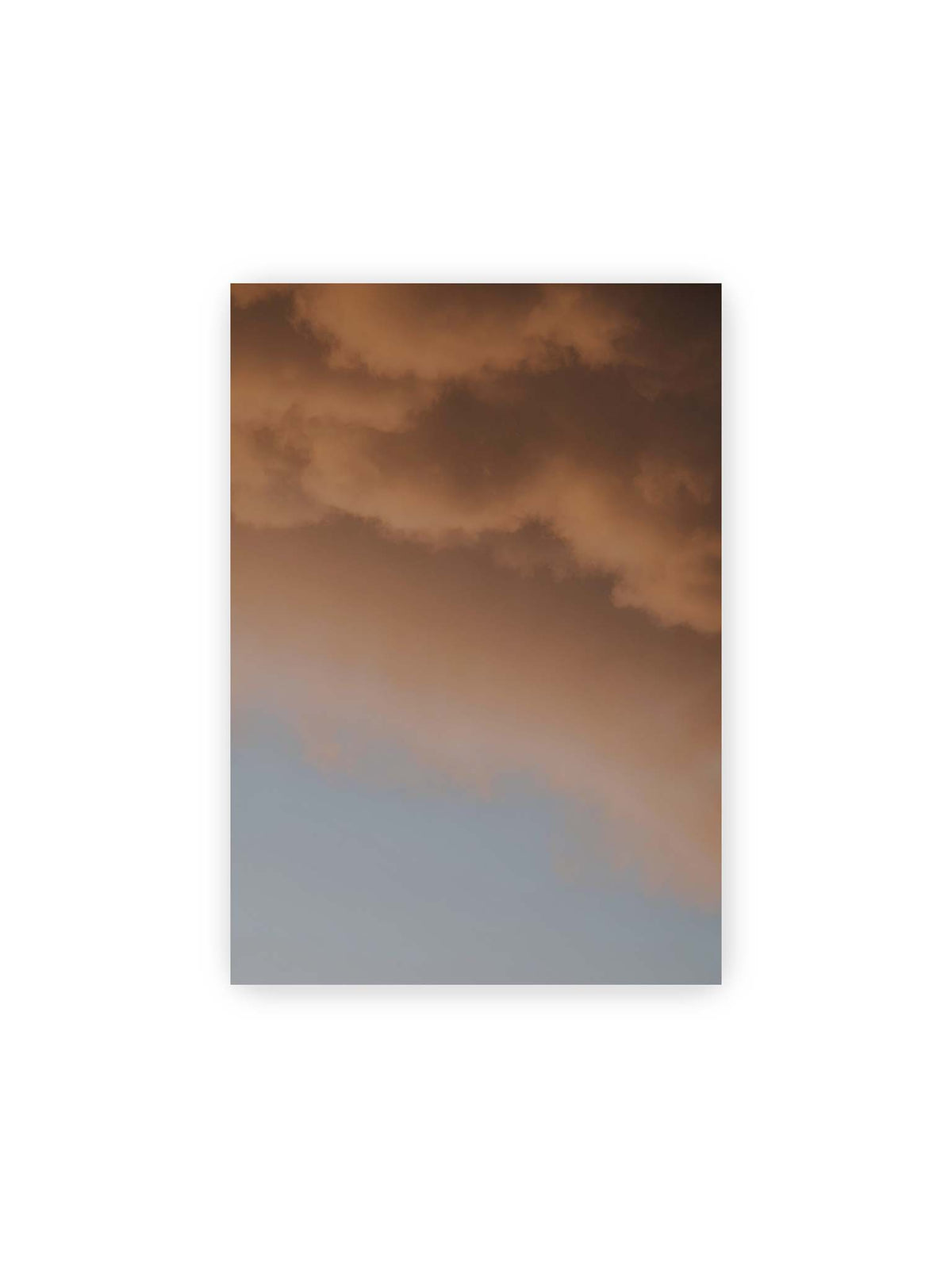 21x30 cm – Warme Wolkenformationen über einem blaugrauen Himmel mit weichen Übergängen.