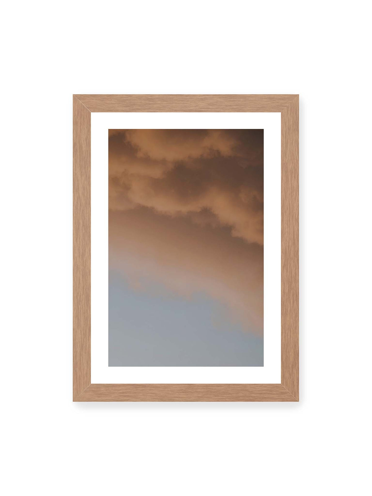 21x30 cm, weißer Galerie-Rand, Eichenrahmen – Warme Wolkenformationen über einem blaugrauen Himmel mit weichen Übergängen.