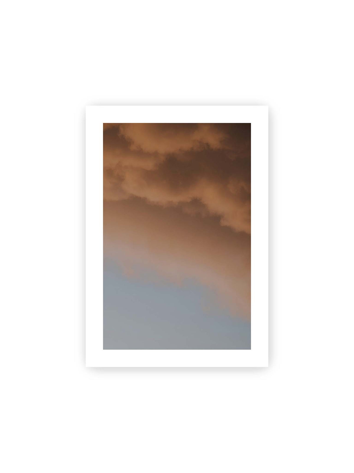 21x30 cm, weißer Galerie-Rand – Warme Wolkenformationen über einem blaugrauen Himmel mit weichen Übergängen.