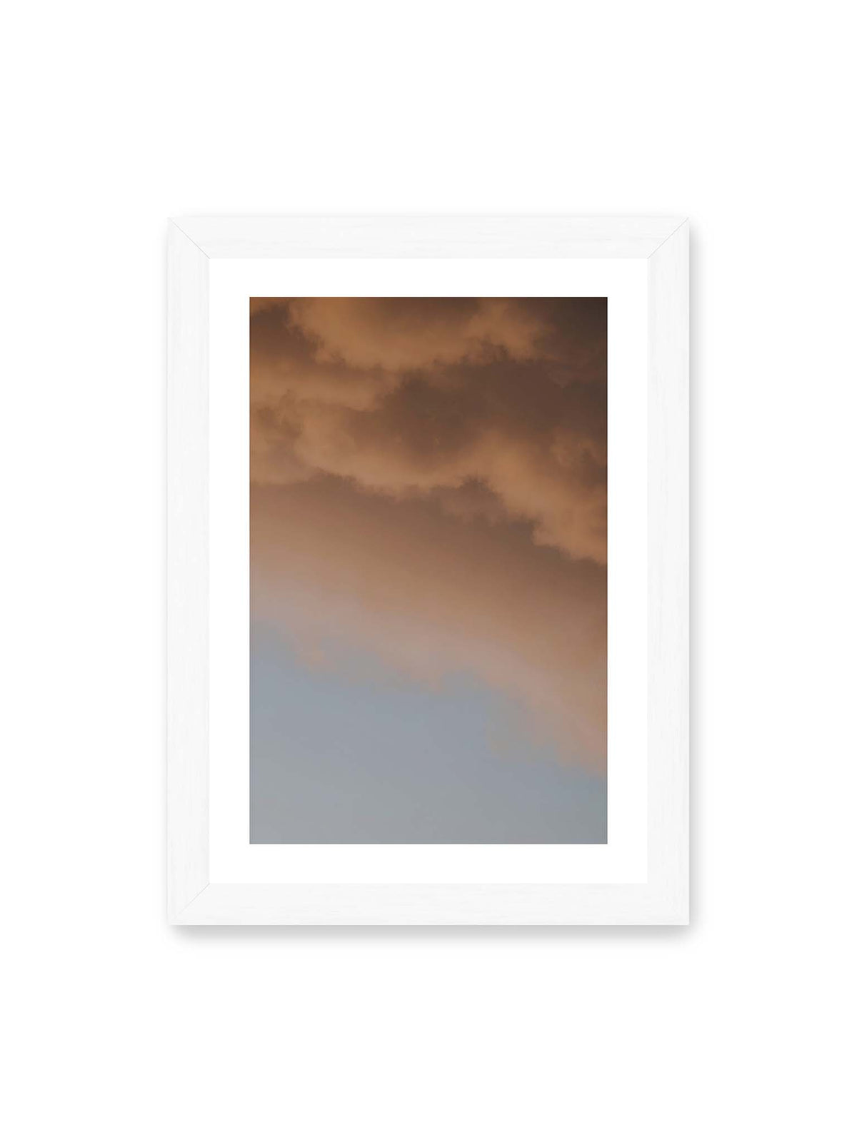 21x30 cm, weißer Galerie-Rand, weißer Rahmen – Warme Wolkenformationen über einem blaugrauen Himmel mit weichen Übergängen.