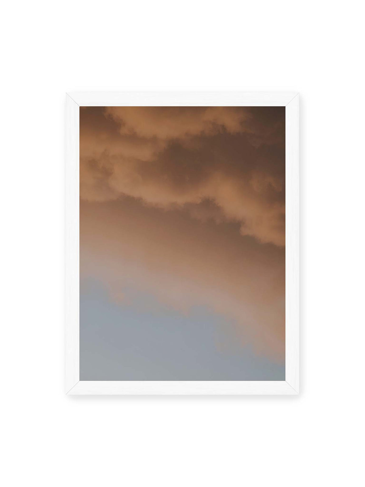 30x40 cm, weißer Rahmen – Warme Wolkenformationen über einem blaugrauen Himmel mit weichen Übergängen.