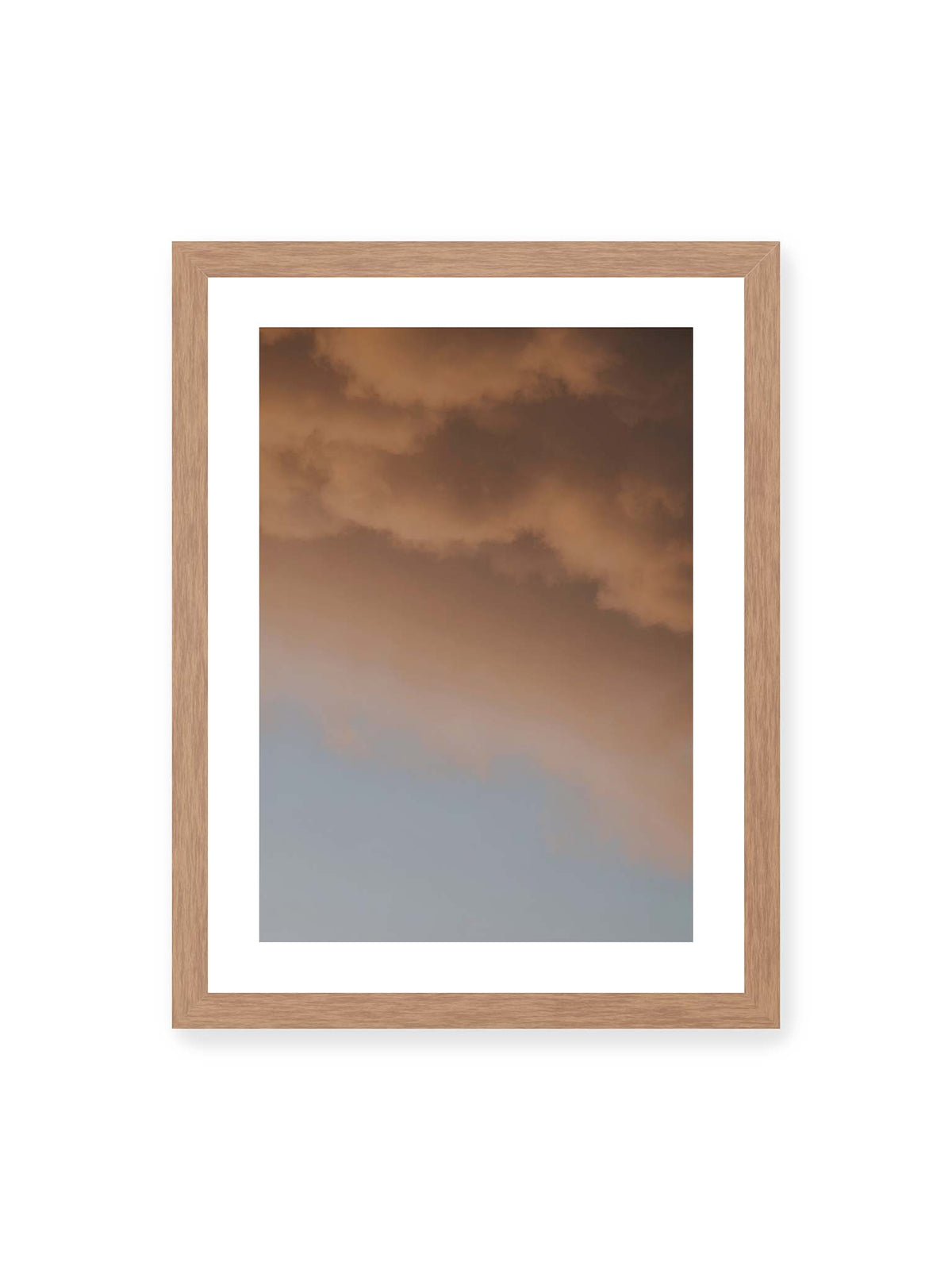 30x40 cm, weißer Galerie-Rand, Eichenrahmen – Warme Wolkenformationen über einem blaugrauen Himmel mit weichen Übergängen.