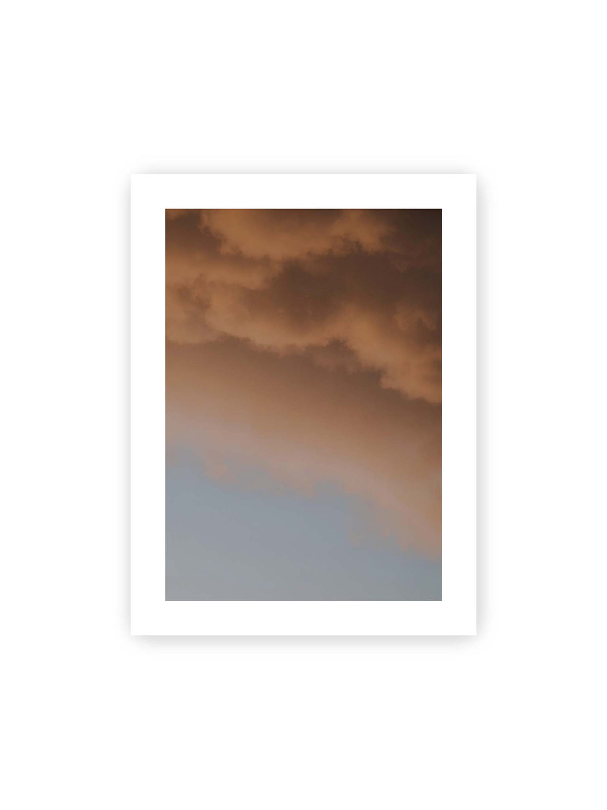 30x40 cm, weißer Galerie-Rand – Warme Wolkenformationen über einem blaugrauen Himmel mit weichen Übergängen.