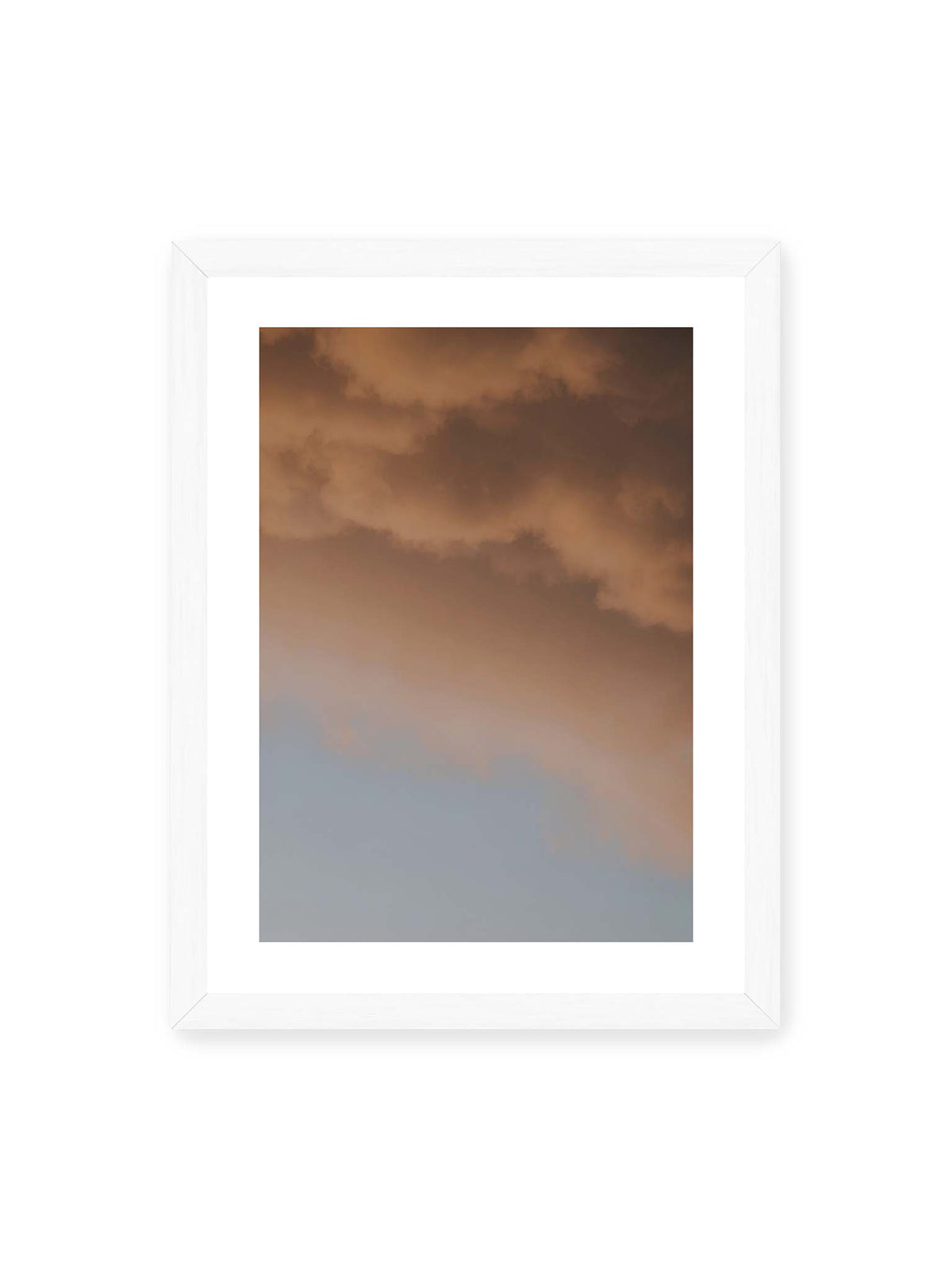 30x40 cm, weißer Galerie-Rand, weißer Rahmen – Warme Wolkenformationen über einem blaugrauen Himmel mit weichen Übergängen.