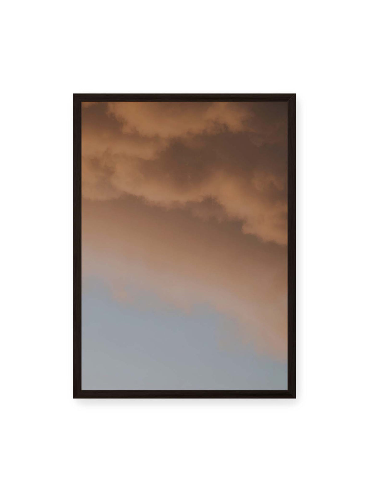 50x70 cm, schwarzer Rahmen – Warme Wolkenformationen über einem blaugrauen Himmel mit weichen Übergängen.