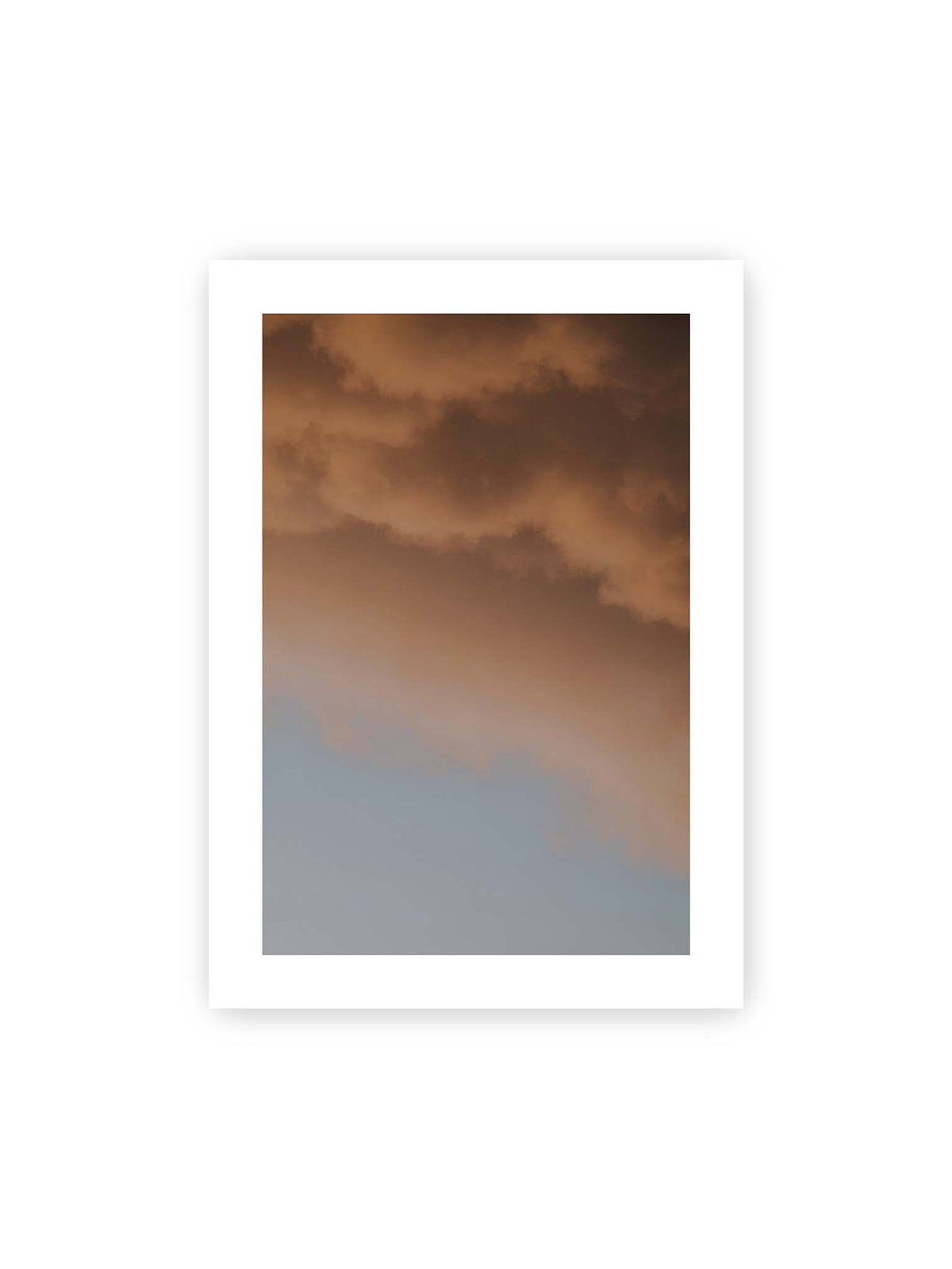50x70 cm, weißer Galerie-Rand – Warme Wolkenformationen über einem blaugrauen Himmel mit weichen Übergängen.