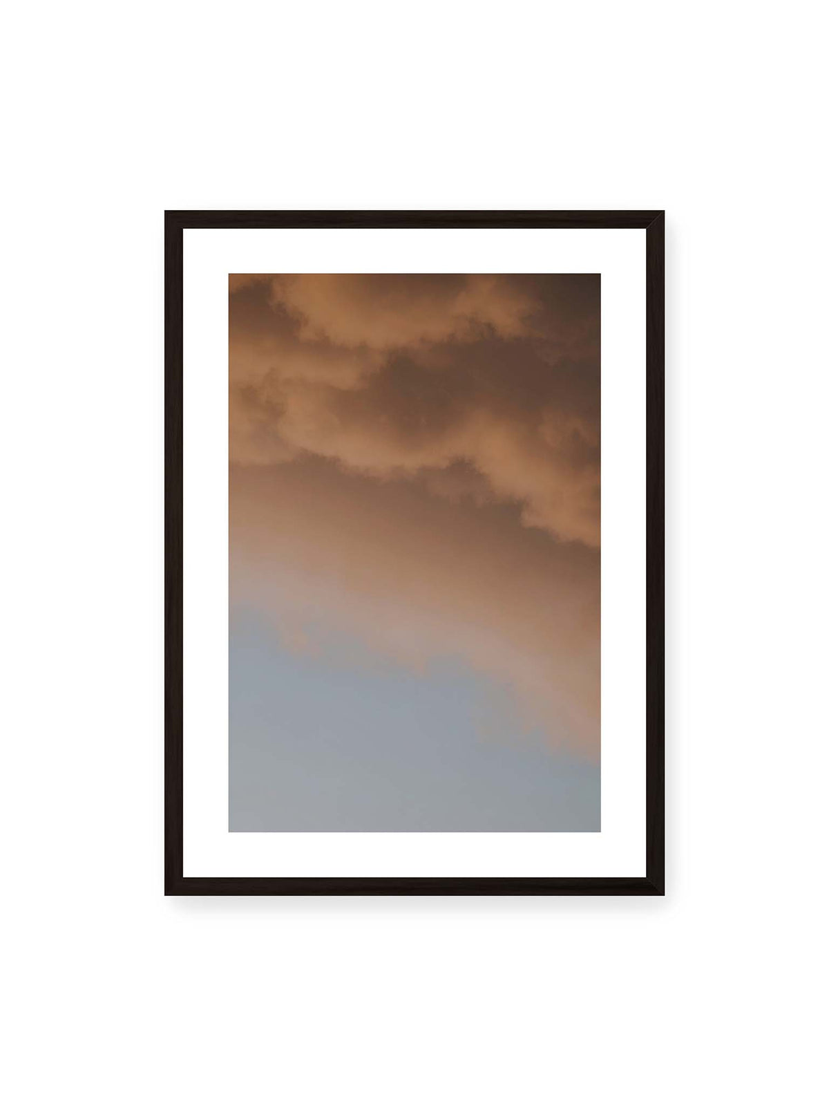 50x70 cm, weißer Galerie-Rand, schwarzer Rahmen – Warme Wolkenformationen über einem blaugrauen Himmel mit weichen Übergängen.