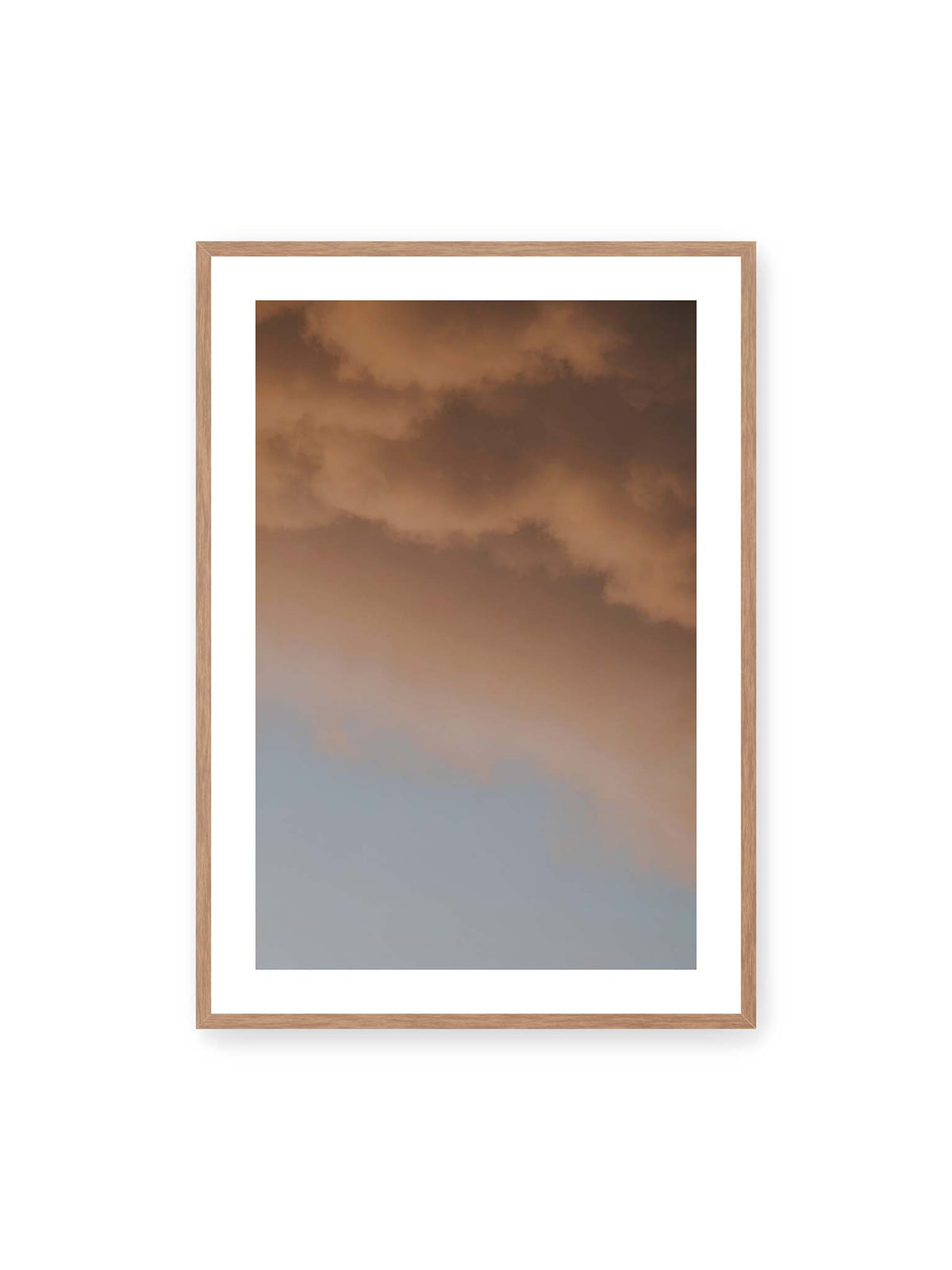 70x100 cm, weißer Galerie-Rand, Eichenrahmen – Warme Wolkenformationen über einem blaugrauen Himmel mit weichen Übergängen.