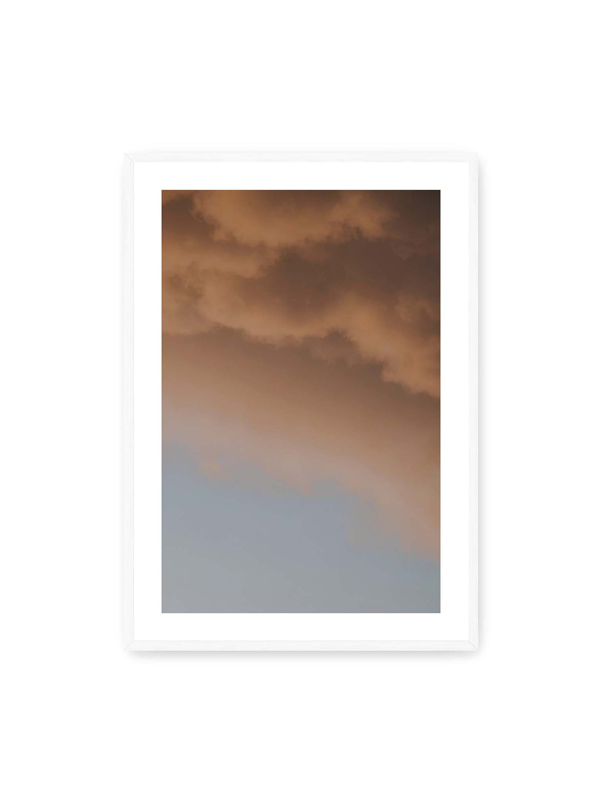70x100 cm, weißer Galerie-Rand, weißer Rahmen – Warme Wolkenformationen über einem blaugrauen Himmel mit weichen Übergängen.