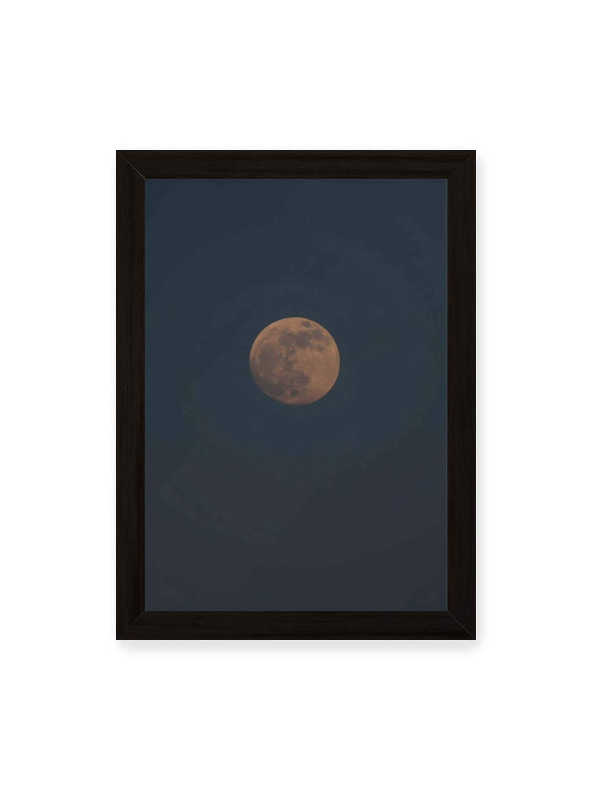 21x30 cm, schwarzer Rahmen – Kupferfarbener Mond vor einem weitläufigen dunkelblauen Himmel mit deutlich sichtbaren Oberflächenstrukturen.