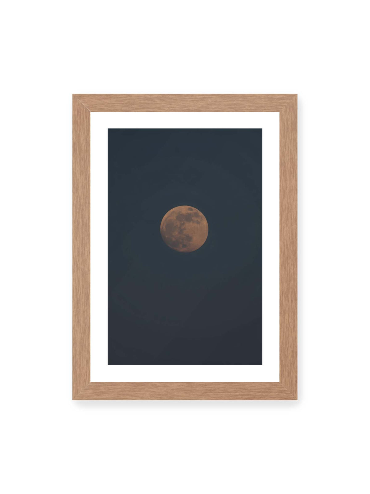 21x30 cm, weißer Galerie-Rand, Eichenrahmen – Kupferfarbener Mond vor einem weitläufigen dunkelblauen Himmel mit deutlich sichtbaren Oberflächenstrukturen.
