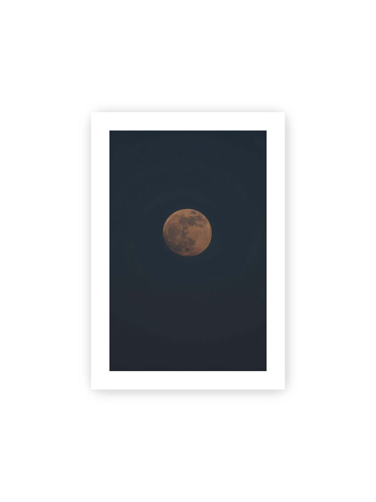 21x30 cm, weißer Galerie-Rand – Kupferfarbener Mond vor einem weitläufigen dunkelblauen Himmel mit deutlich sichtbaren Oberflächenstrukturen.