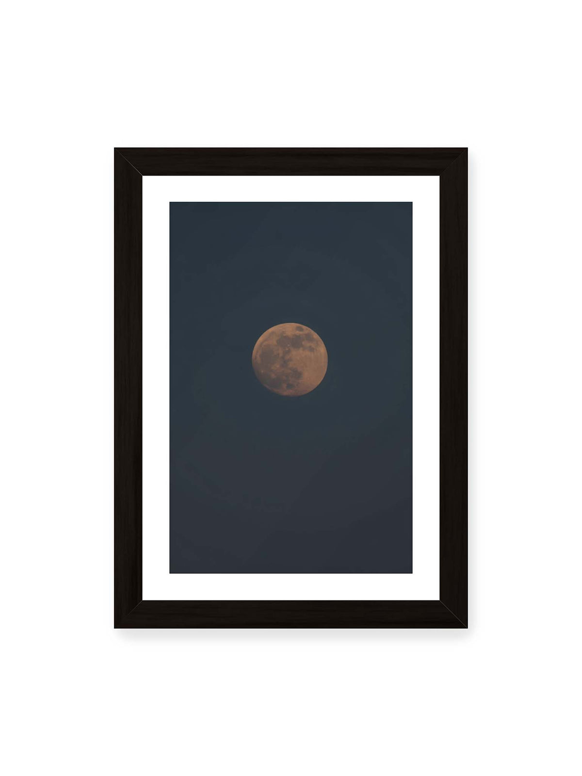 21x30 cm, weißer Galerie-Rand, schwarzer Rahmen – Kupferfarbener Mond vor einem weitläufigen dunkelblauen Himmel mit deutlich sichtbaren Oberflächenstrukturen.