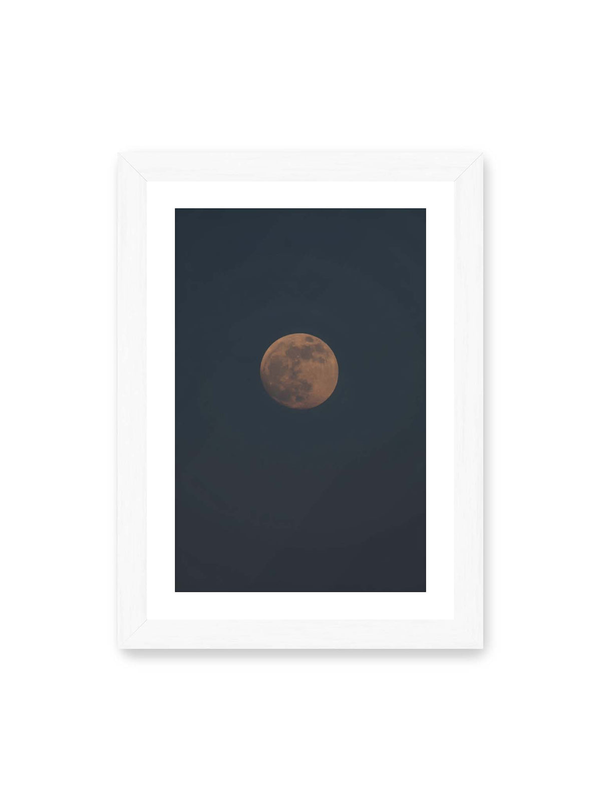 21x30 cm, weißer Galerie-Rand, weißer Rahmen – Kupferfarbener Mond vor einem weitläufigen dunkelblauen Himmel mit deutlich sichtbaren Oberflächenstrukturen.