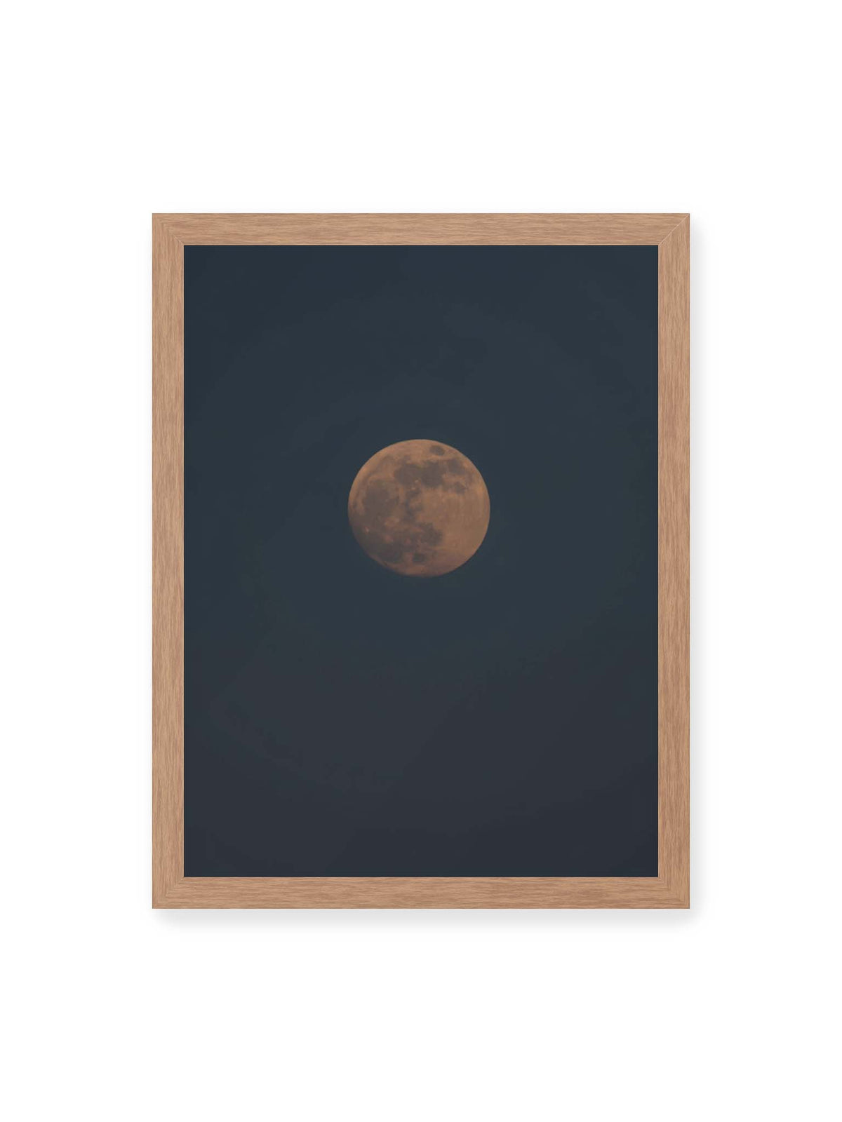 30x40 cm, Eichenrahmen – Kupferfarbener Mond vor einem weitläufigen dunkelblauen Himmel mit deutlich sichtbaren Oberflächenstrukturen.