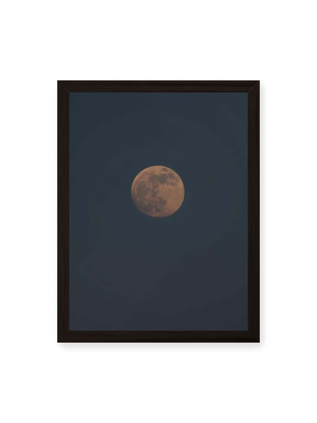 30x40 cm, schwarzer Rahmen – Kupferfarbener Mond vor einem weitläufigen dunkelblauen Himmel mit deutlich sichtbaren Oberflächenstrukturen.
