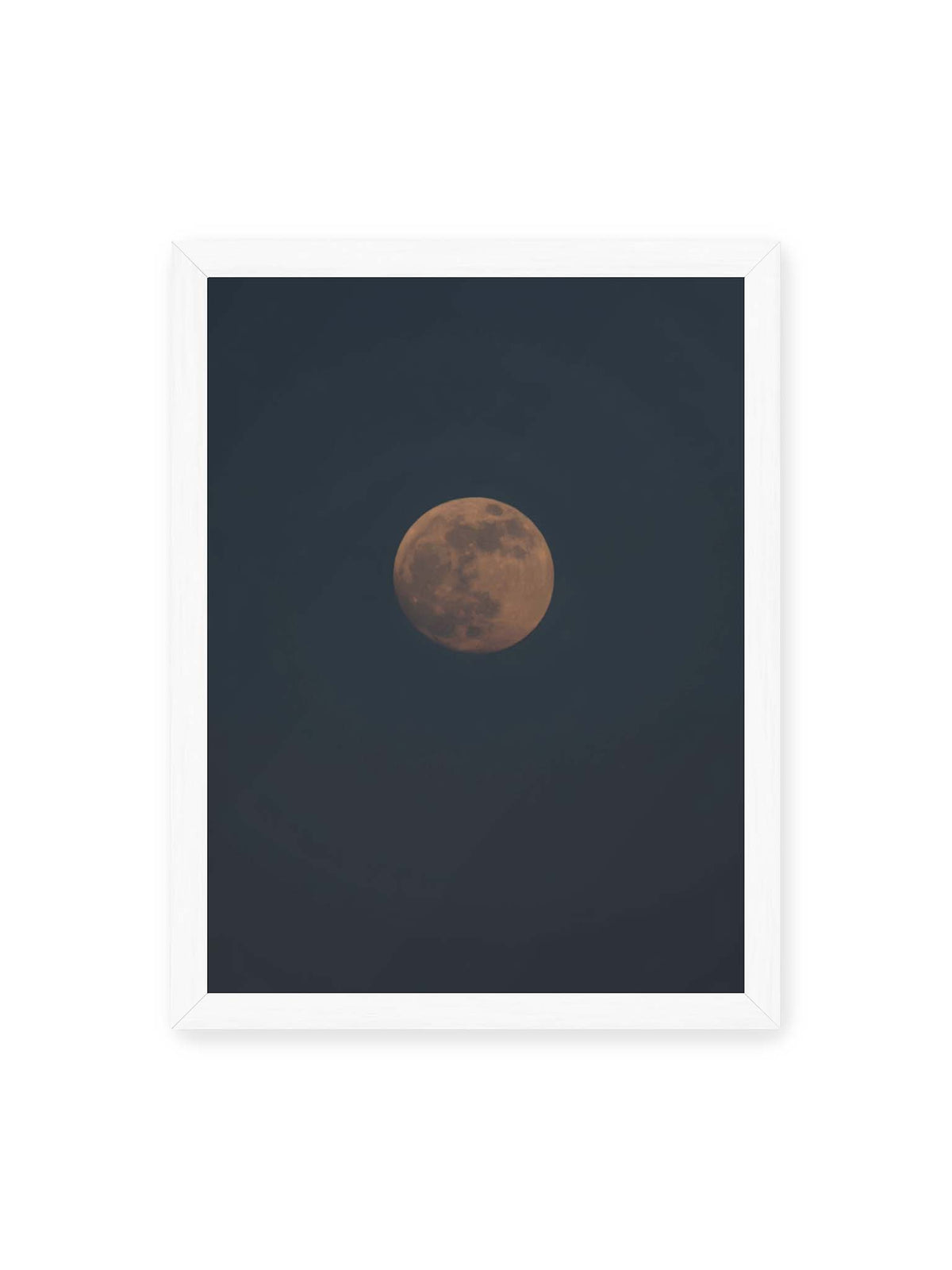 30x40 cm, weißer Rahmen – Kupferfarbener Mond vor einem weitläufigen dunkelblauen Himmel mit deutlich sichtbaren Oberflächenstrukturen.