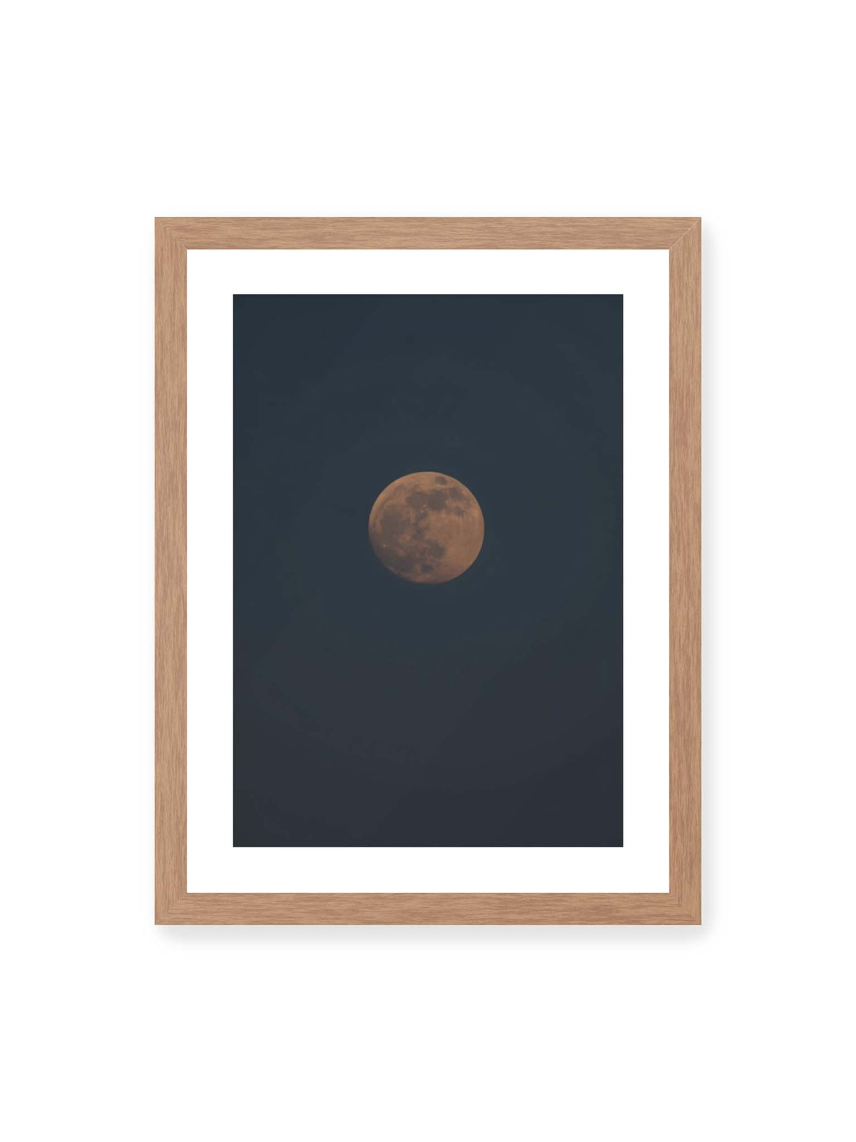 30x40 cm, weißer Galerie-Rand, Eichenrahmen – Kupferfarbener Mond vor einem weitläufigen dunkelblauen Himmel mit deutlich sichtbaren Oberflächenstrukturen.