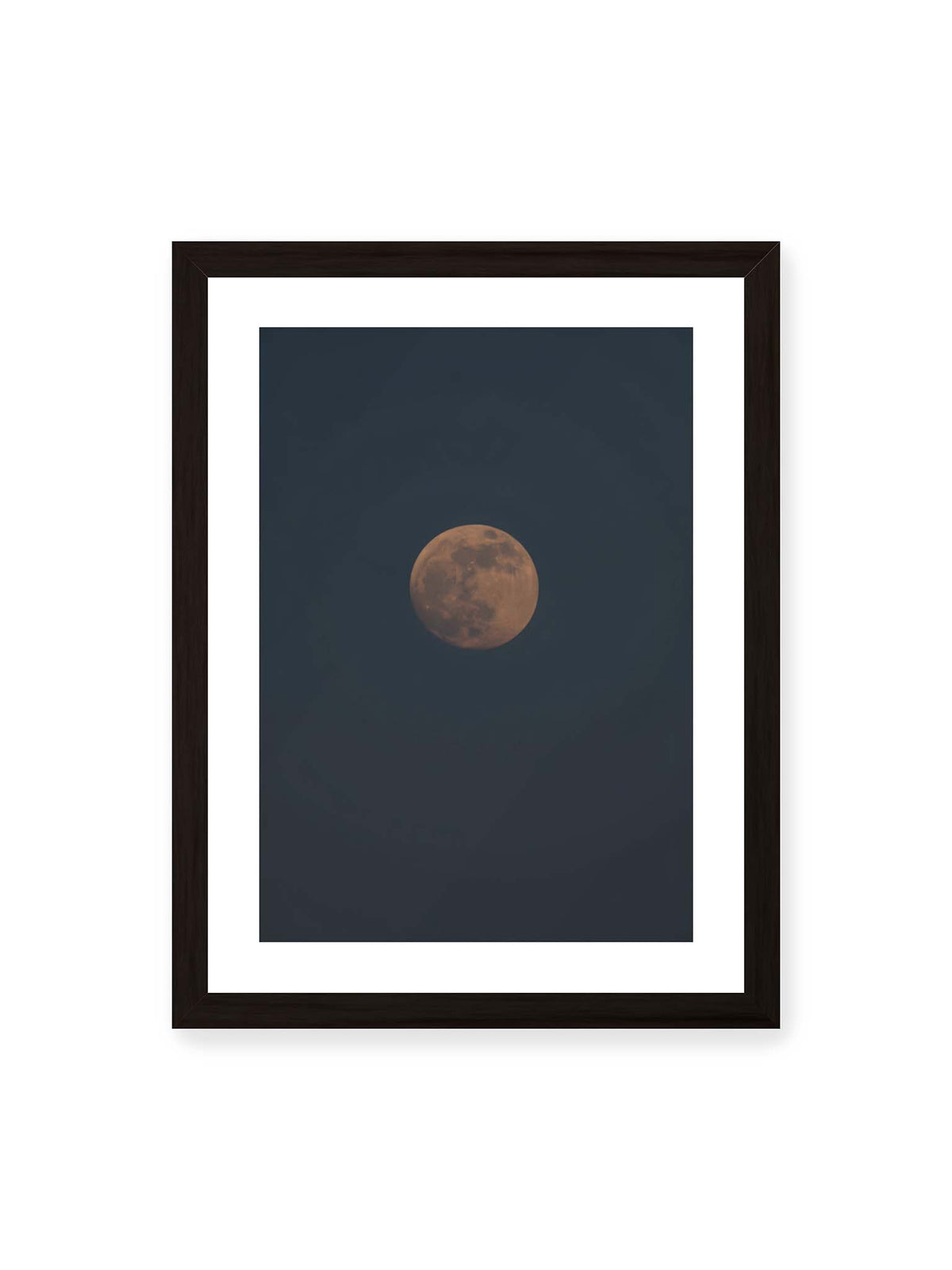 30x40 cm, weißer Galerie-Rand, schwarzer Rahmen – Kupferfarbener Mond vor einem weitläufigen dunkelblauen Himmel mit deutlich sichtbaren Oberflächenstrukturen.